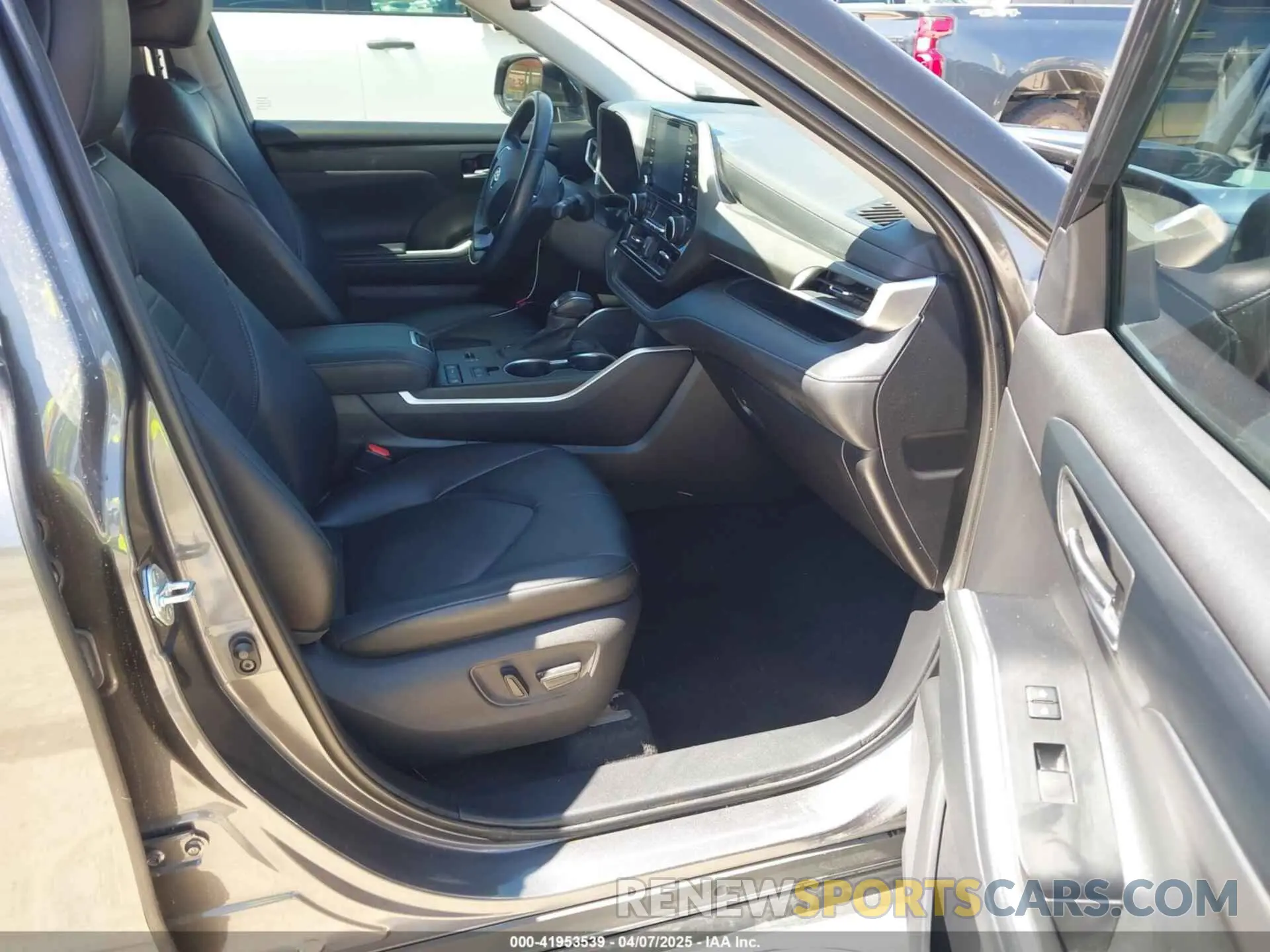 5 Photograph of a damaged car 5TDGZRAH7MS528781 TOYOTA HIGHLANDER 2021