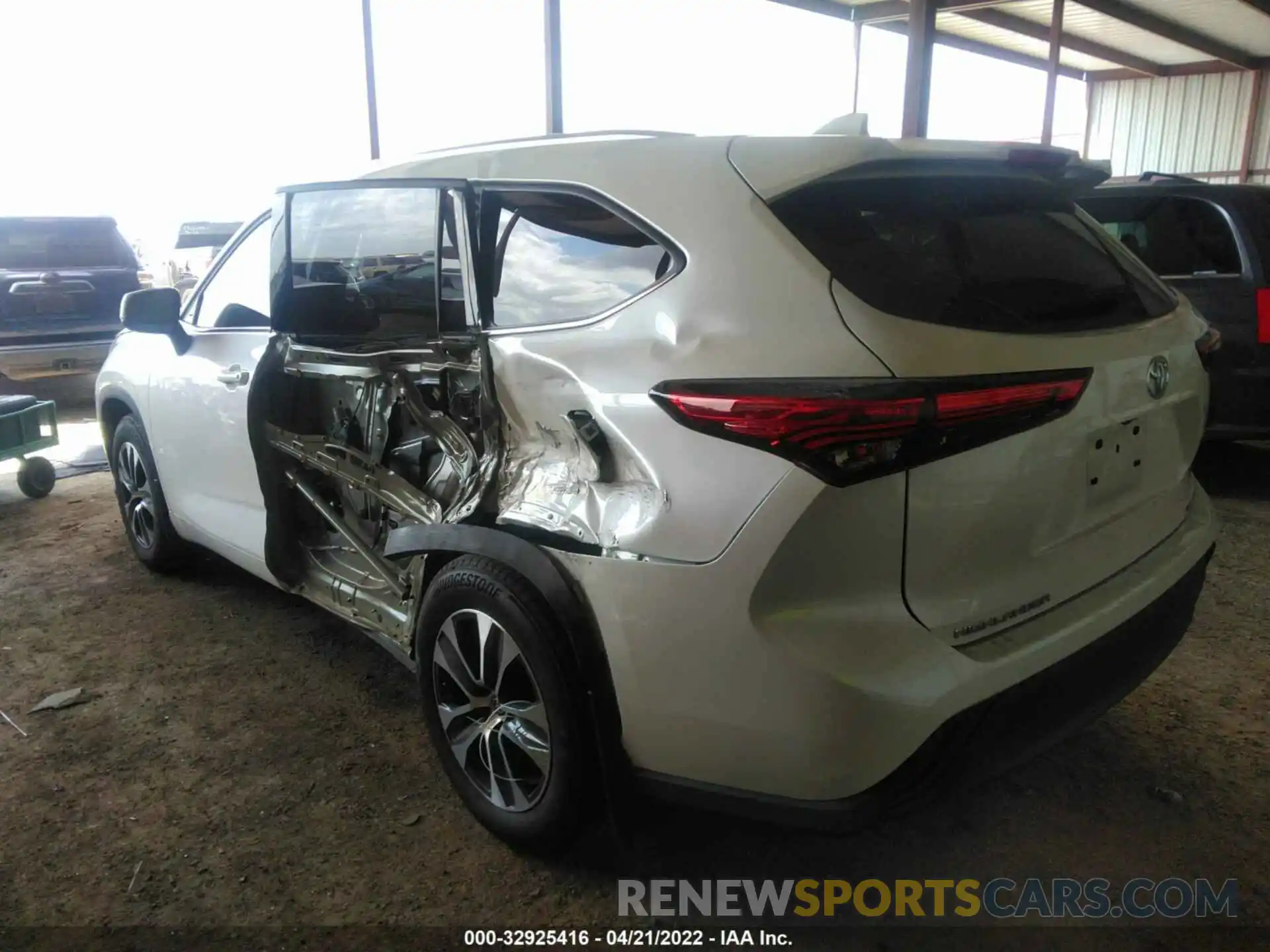 3 Photograph of a damaged car 5TDGZRAH8MS041363 TOYOTA HIGHLANDER 2021