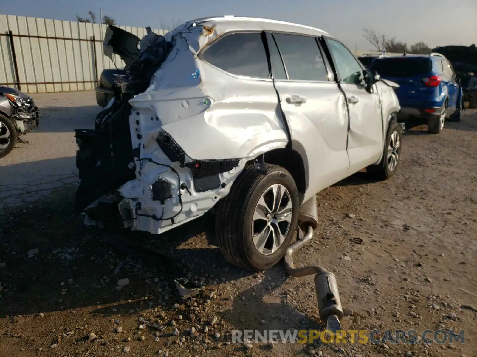 4 Photograph of a damaged car 5TDGZRAH8MS042819 TOYOTA HIGHLANDER 2021