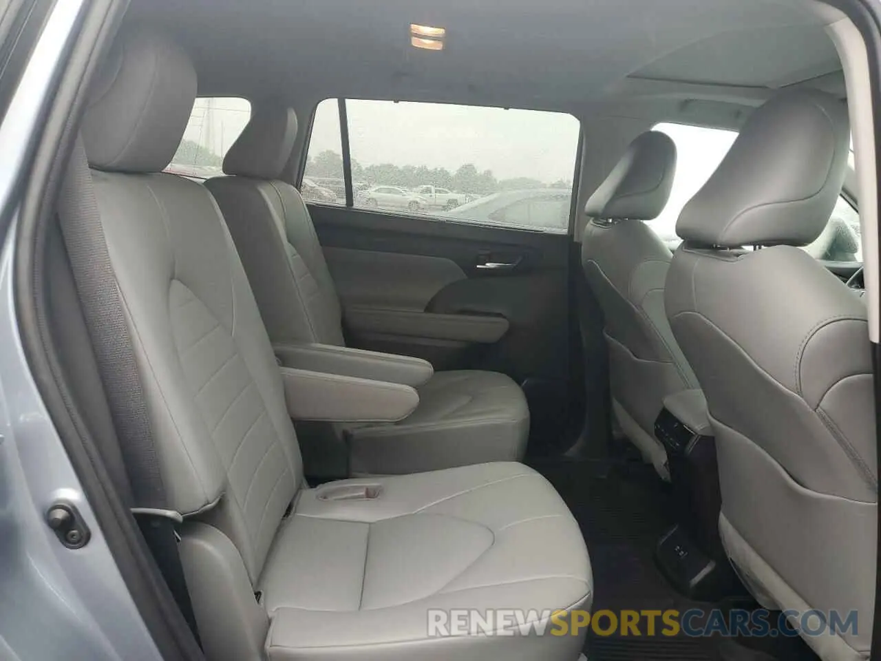11 Photograph of a damaged car 5TDGZRBH1MS135745 TOYOTA HIGHLANDER 2021