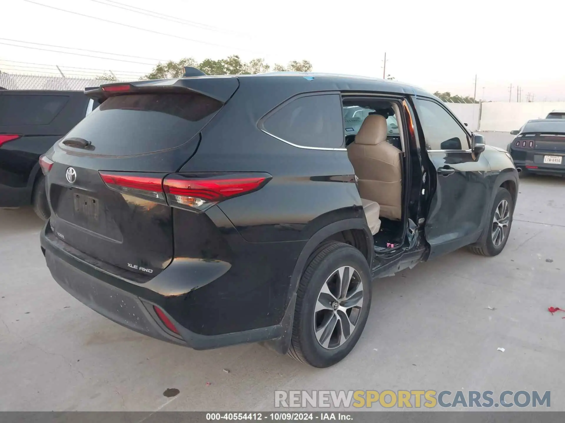4 Photograph of a damaged car 5TDGZRBH1MS527351 TOYOTA HIGHLANDER 2021