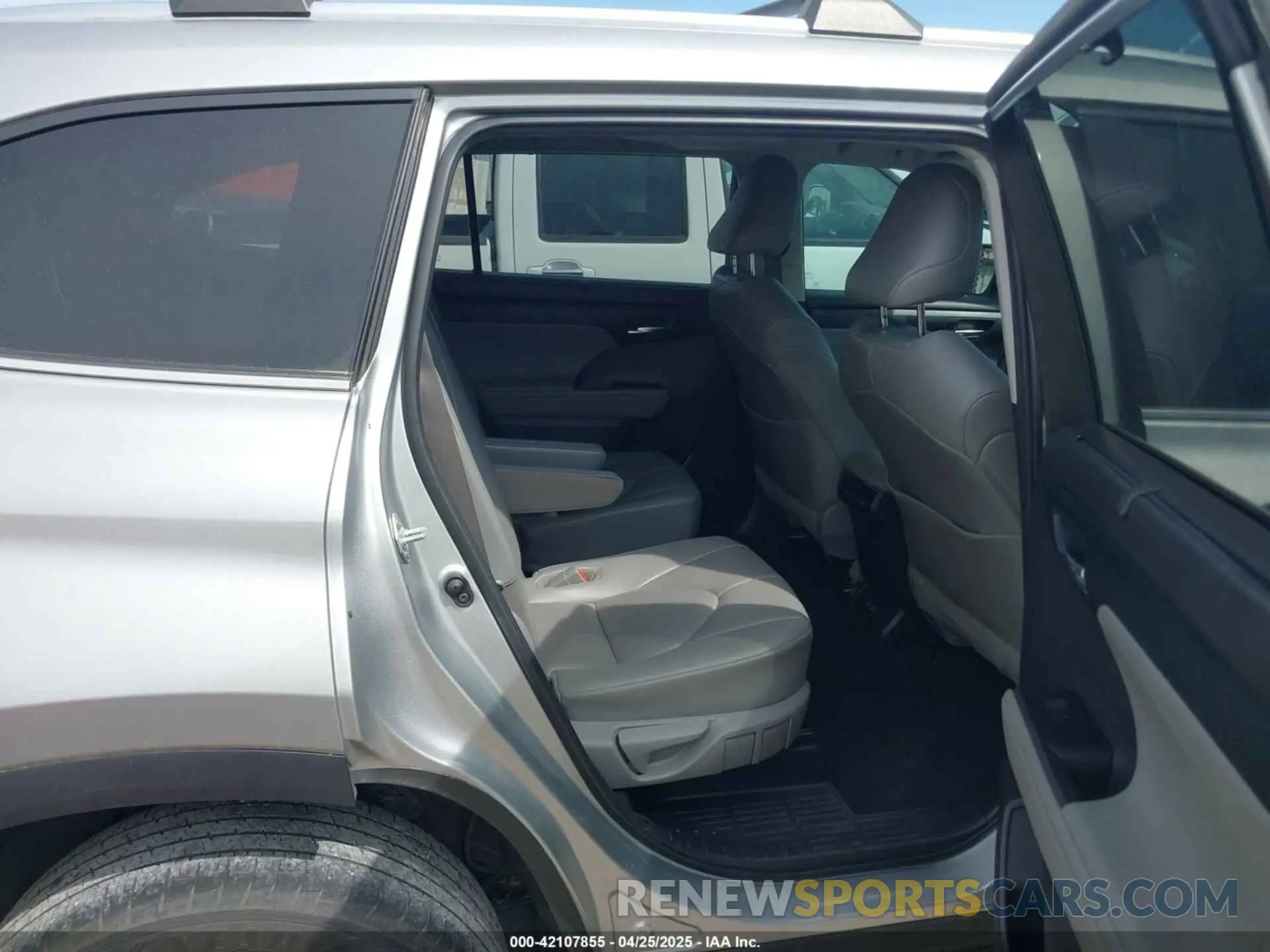 8 Photograph of a damaged car 5TDGZRBH2MS114290 TOYOTA HIGHLANDER 2021