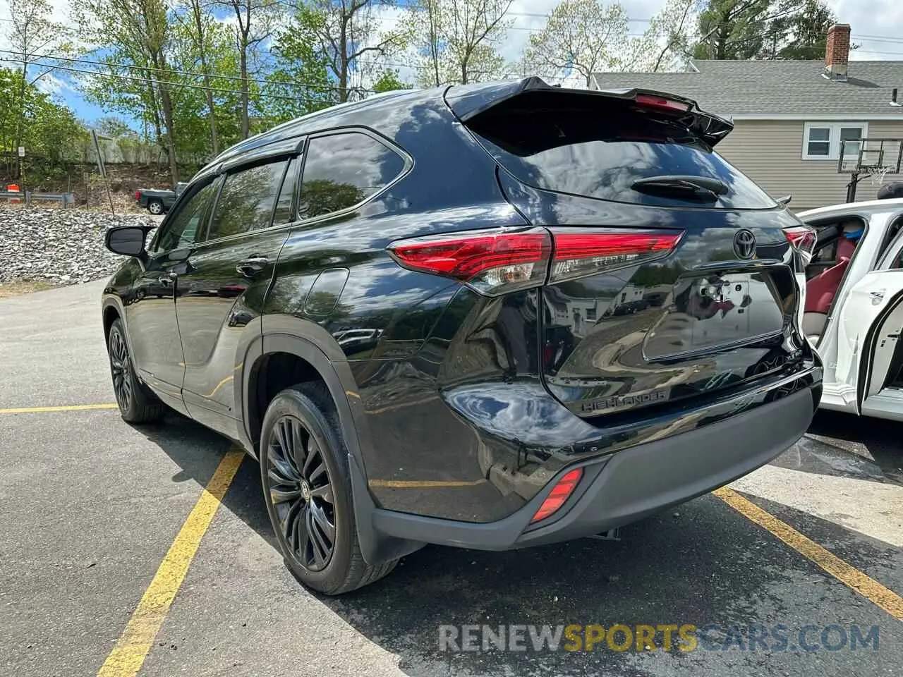 2 Photograph of a damaged car 5TDGZRBH2MS549195 TOYOTA HIGHLANDER 2021