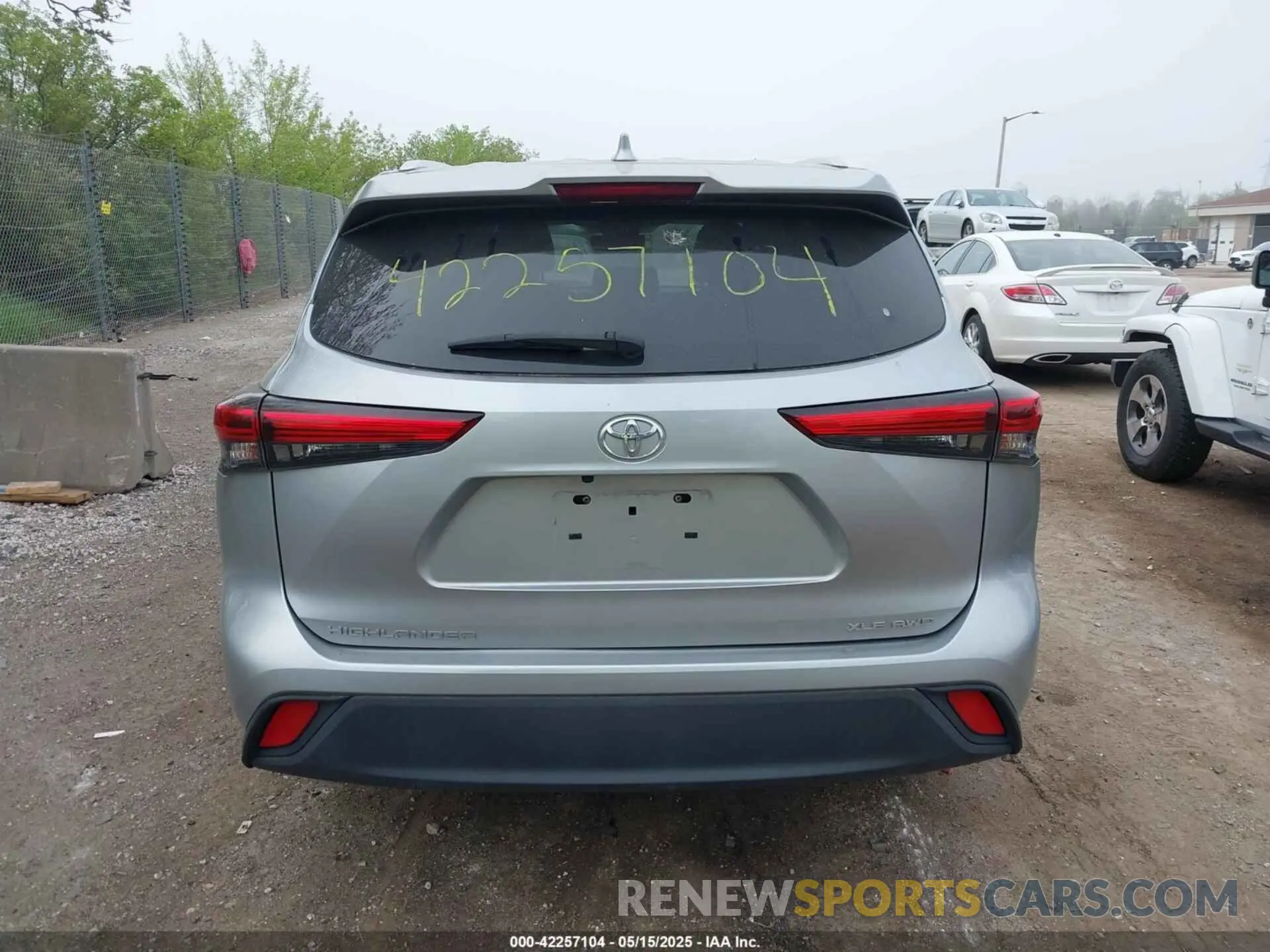 17 Photograph of a damaged car 5TDGZRBH5MS538188 TOYOTA HIGHLANDER 2021
