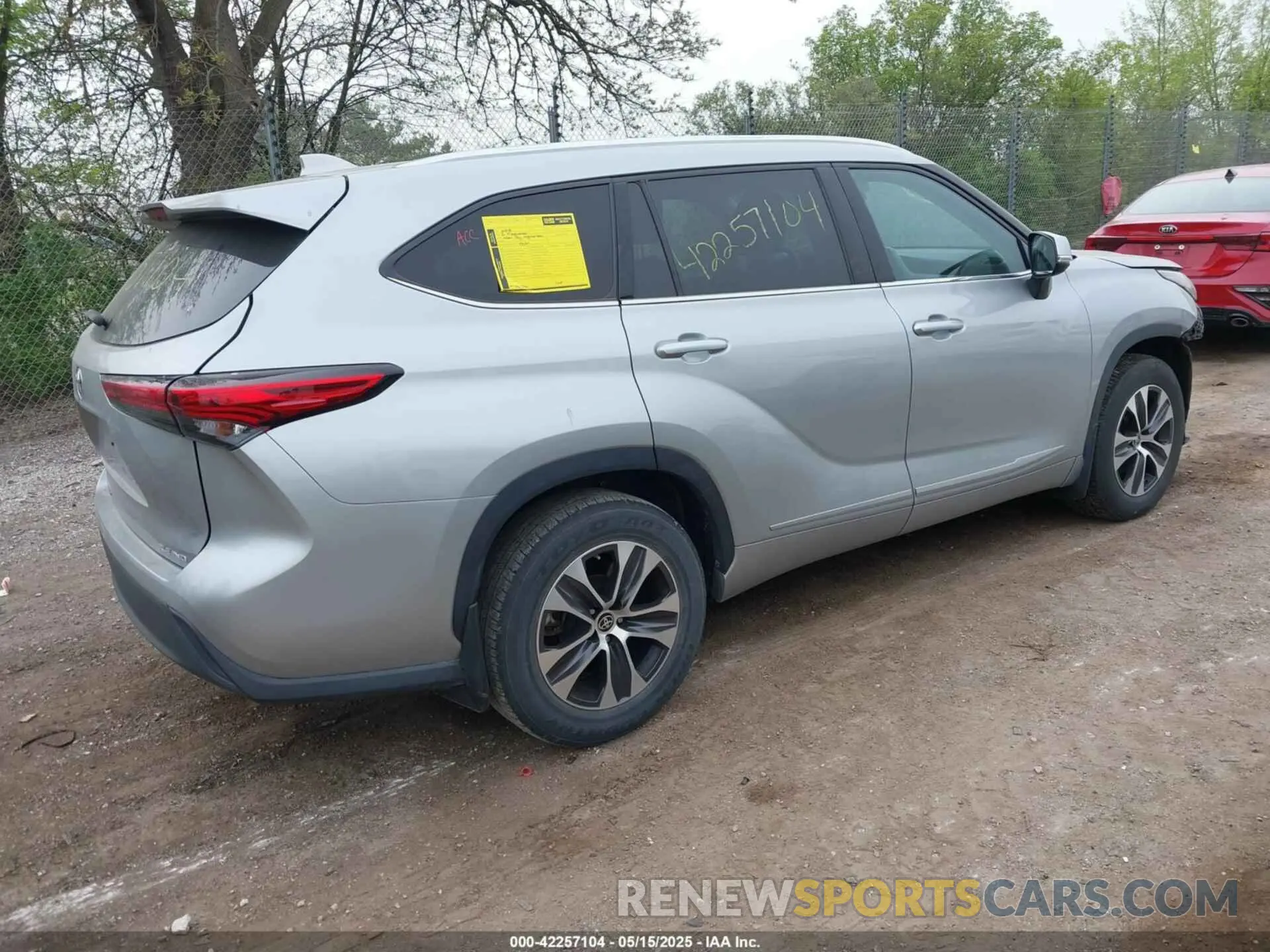 4 Photograph of a damaged car 5TDGZRBH5MS538188 TOYOTA HIGHLANDER 2021