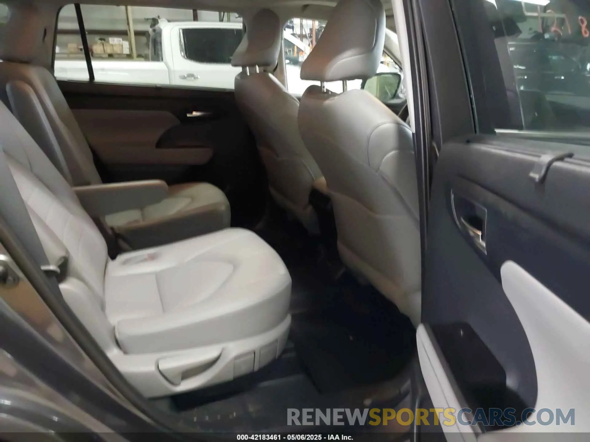 8 Photograph of a damaged car 5TDGZRBH6MS558546 TOYOTA HIGHLANDER 2021