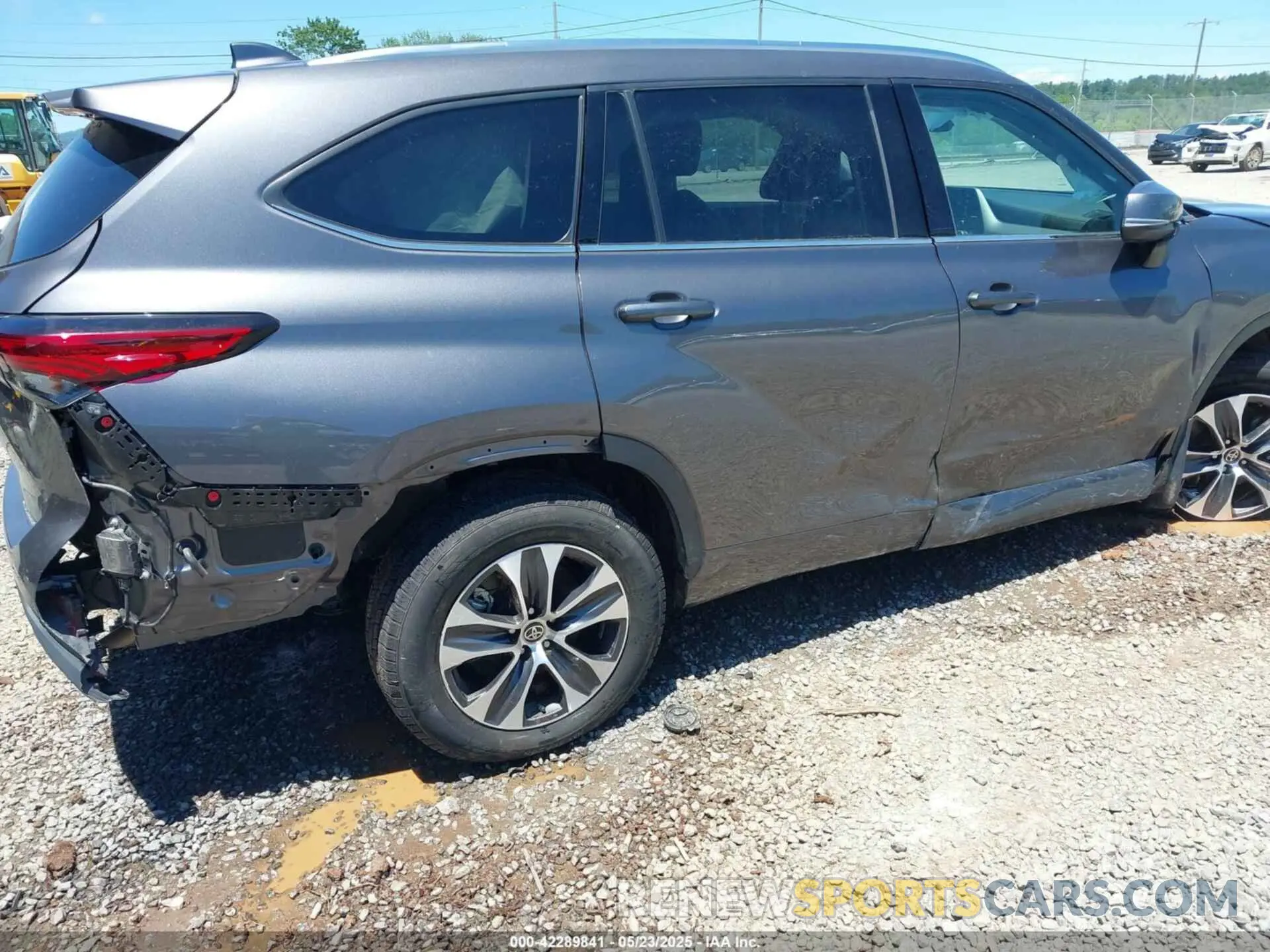 17 Photograph of a damaged car 5TDGZRBH8MS117999 TOYOTA HIGHLANDER 2021