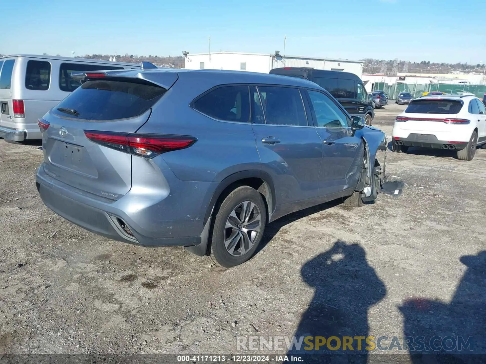 4 Photograph of a damaged car 5TDGZRBH9MS113878 TOYOTA HIGHLANDER 2021