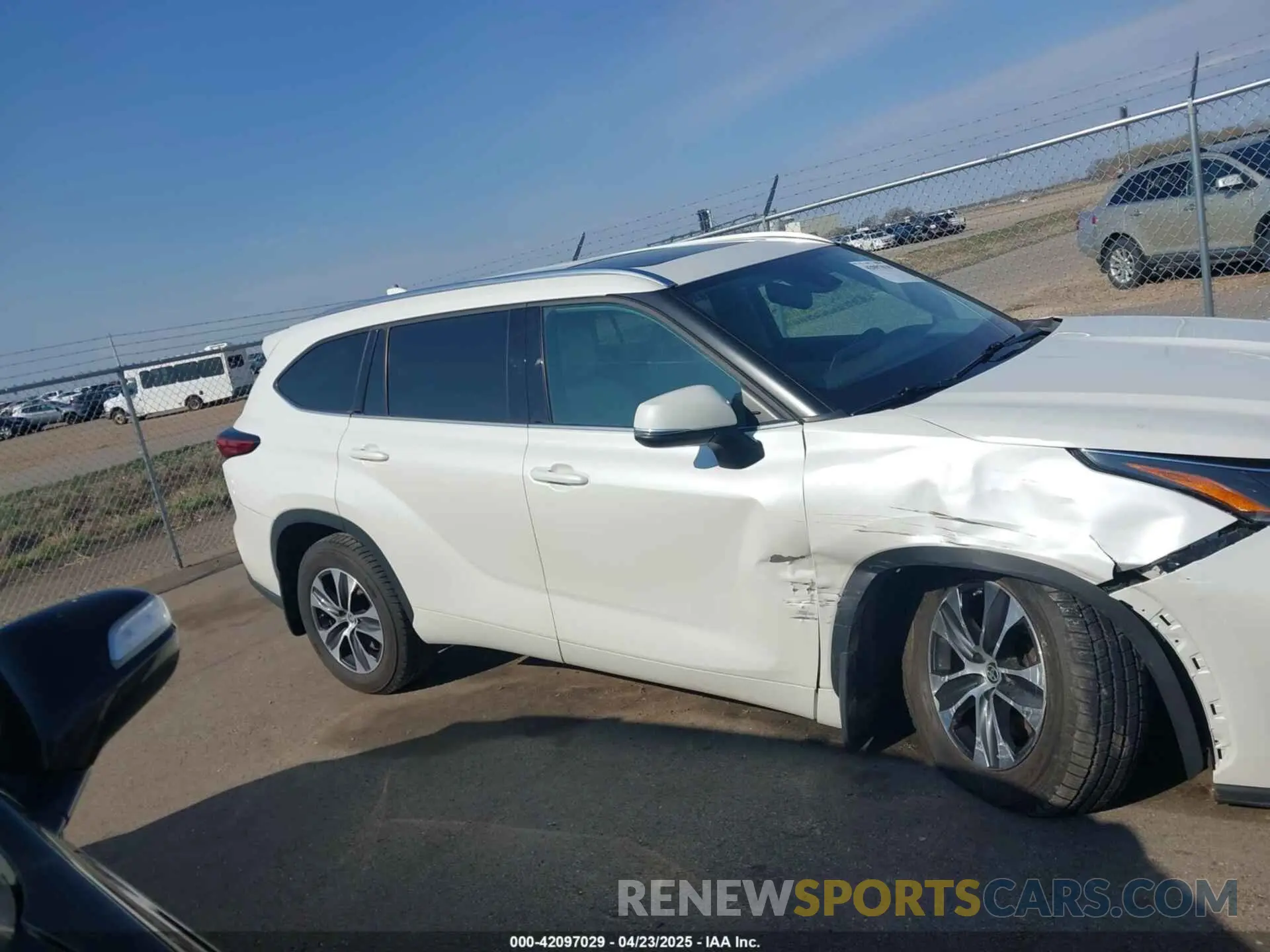 13 Photograph of a damaged car 5TDGZRBHXMS075948 TOYOTA HIGHLANDER 2021