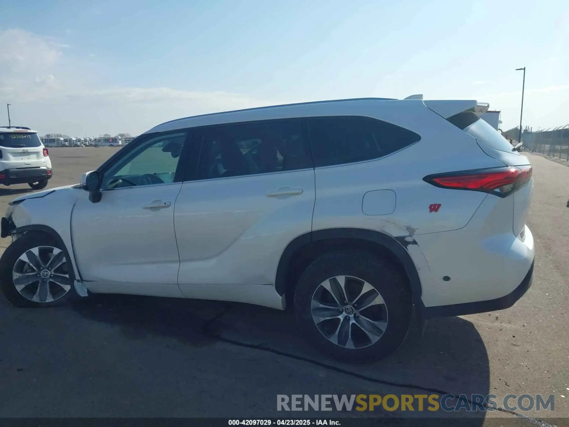 14 Photograph of a damaged car 5TDGZRBHXMS075948 TOYOTA HIGHLANDER 2021