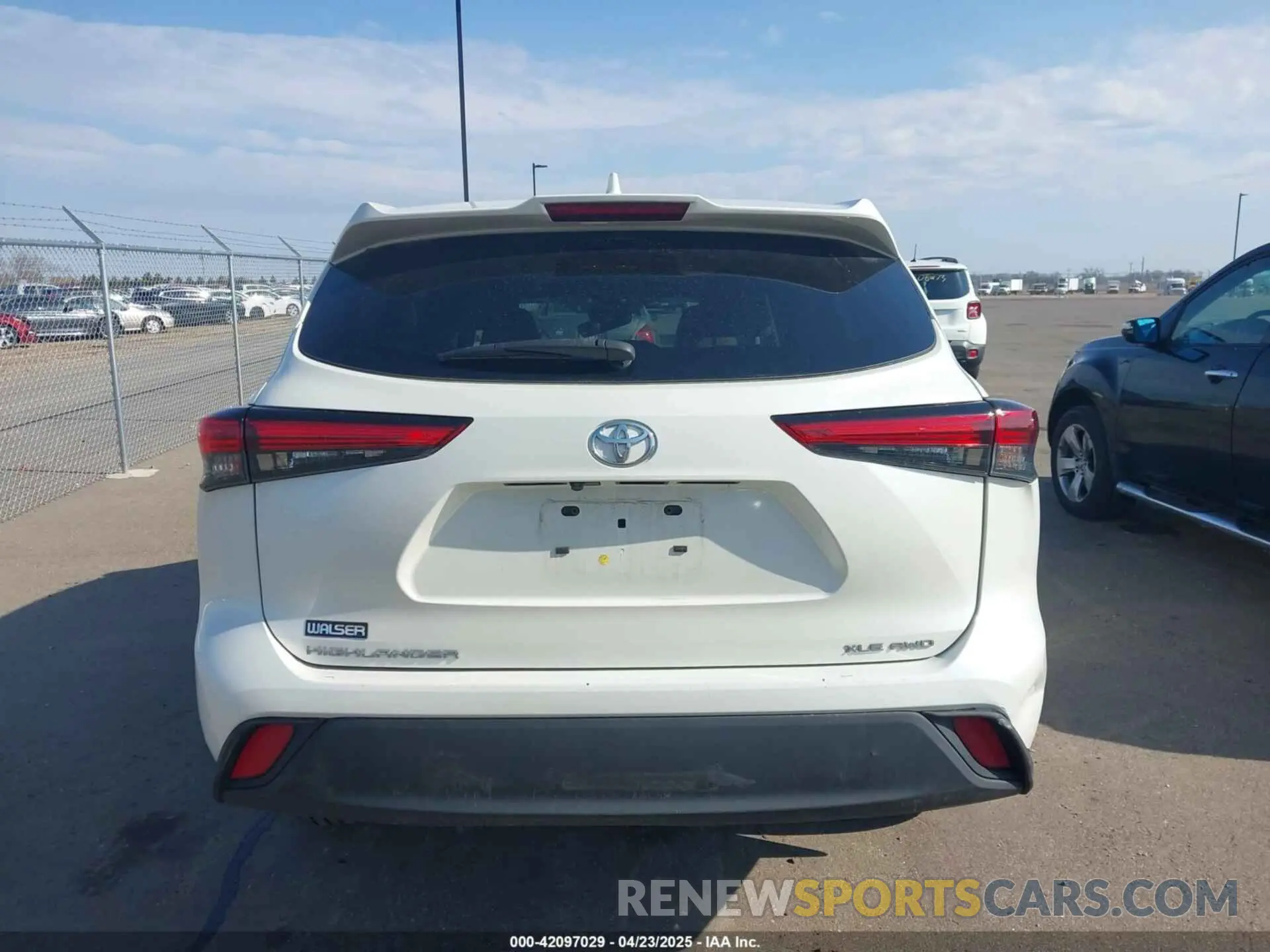 16 Photograph of a damaged car 5TDGZRBHXMS075948 TOYOTA HIGHLANDER 2021