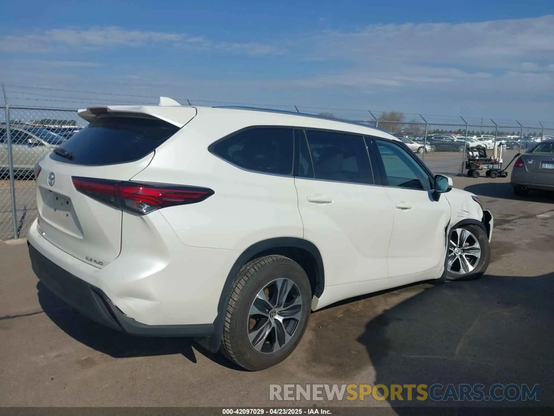 4 Photograph of a damaged car 5TDGZRBHXMS075948 TOYOTA HIGHLANDER 2021
