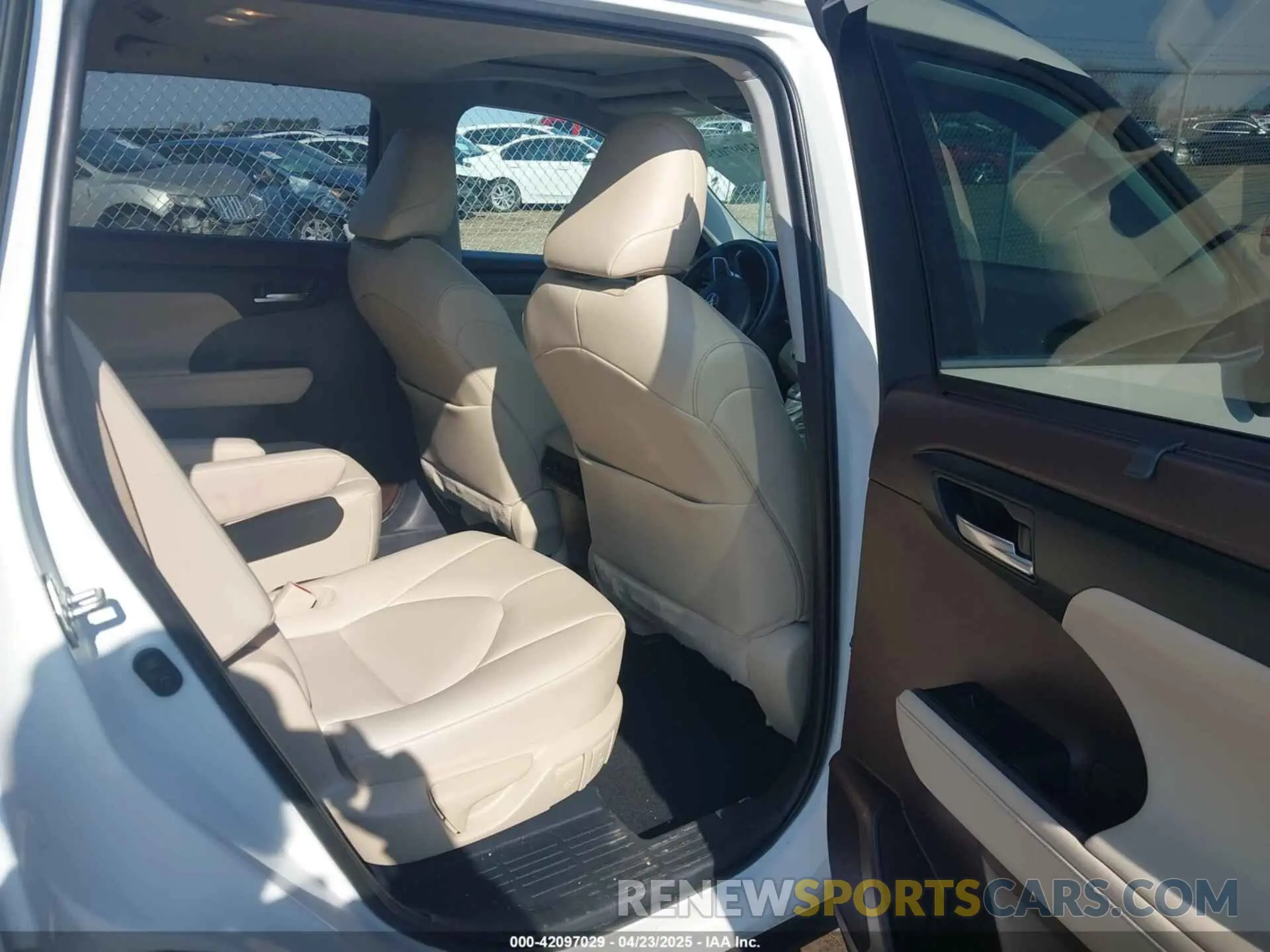 8 Photograph of a damaged car 5TDGZRBHXMS075948 TOYOTA HIGHLANDER 2021