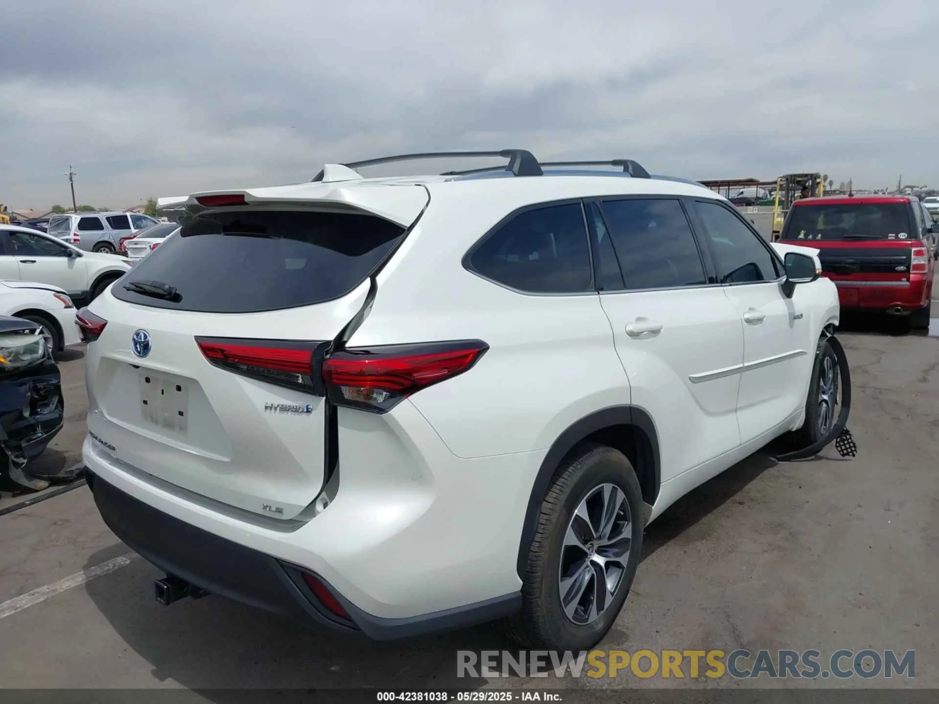 4 Photograph of a damaged car 5TDHARAH4MS006945 TOYOTA HIGHLANDER 2021