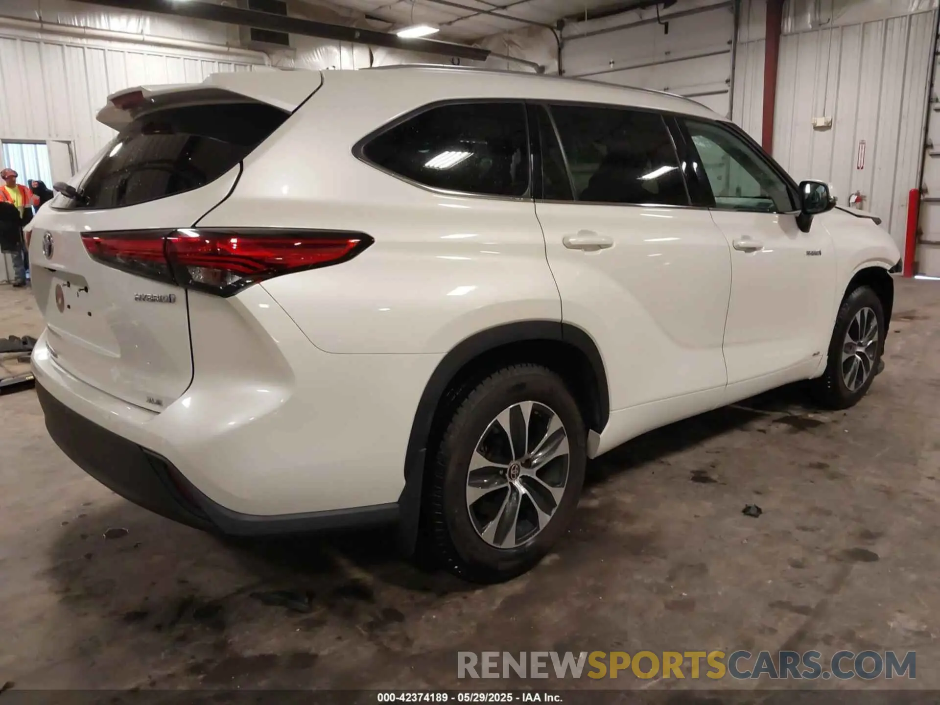 4 Photograph of a damaged car 5TDHBRCH2MS515572 TOYOTA HIGHLANDER 2021
