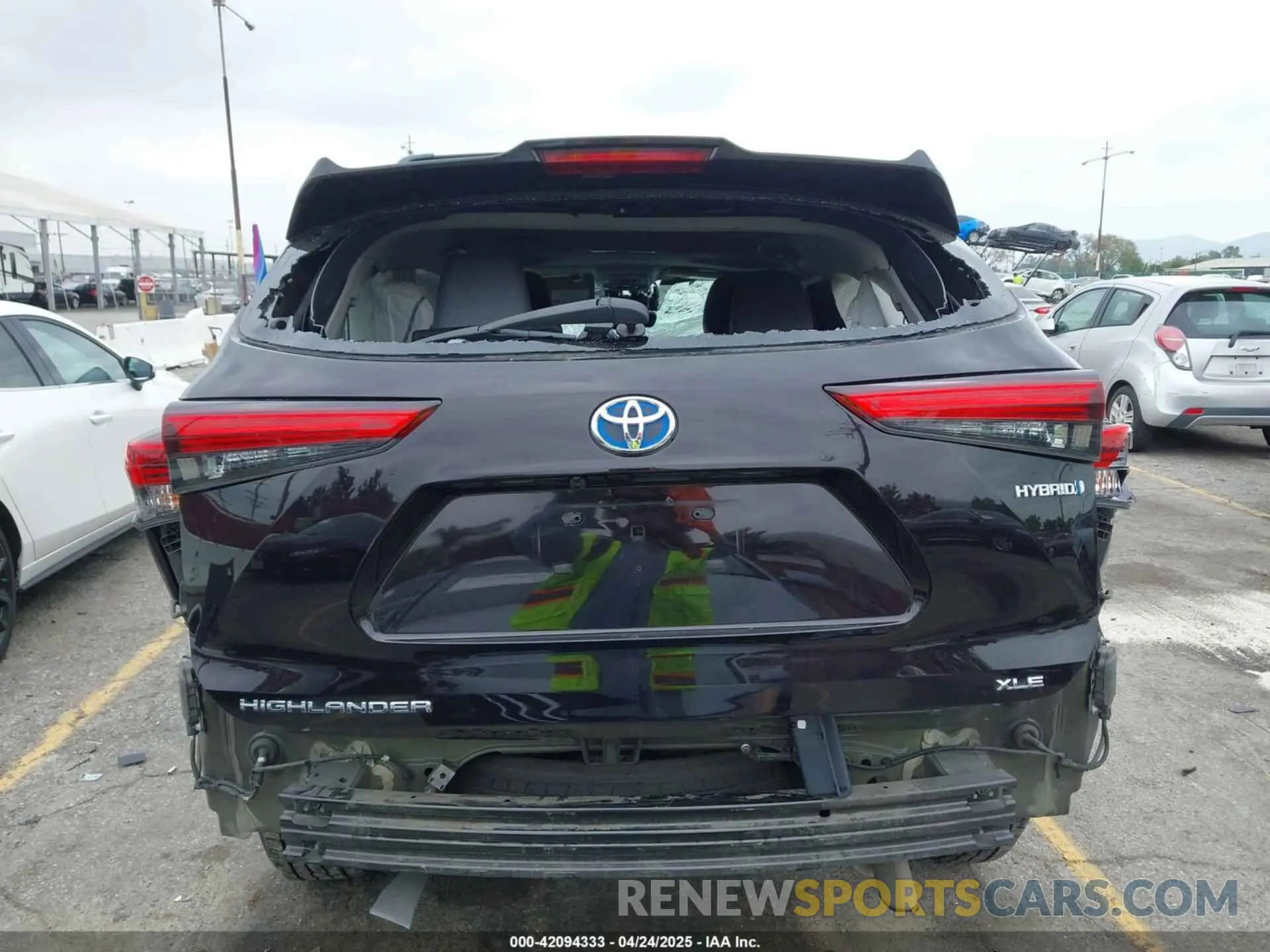 17 Photograph of a damaged car 5TDHBRCH3MS036688 TOYOTA HIGHLANDER 2021