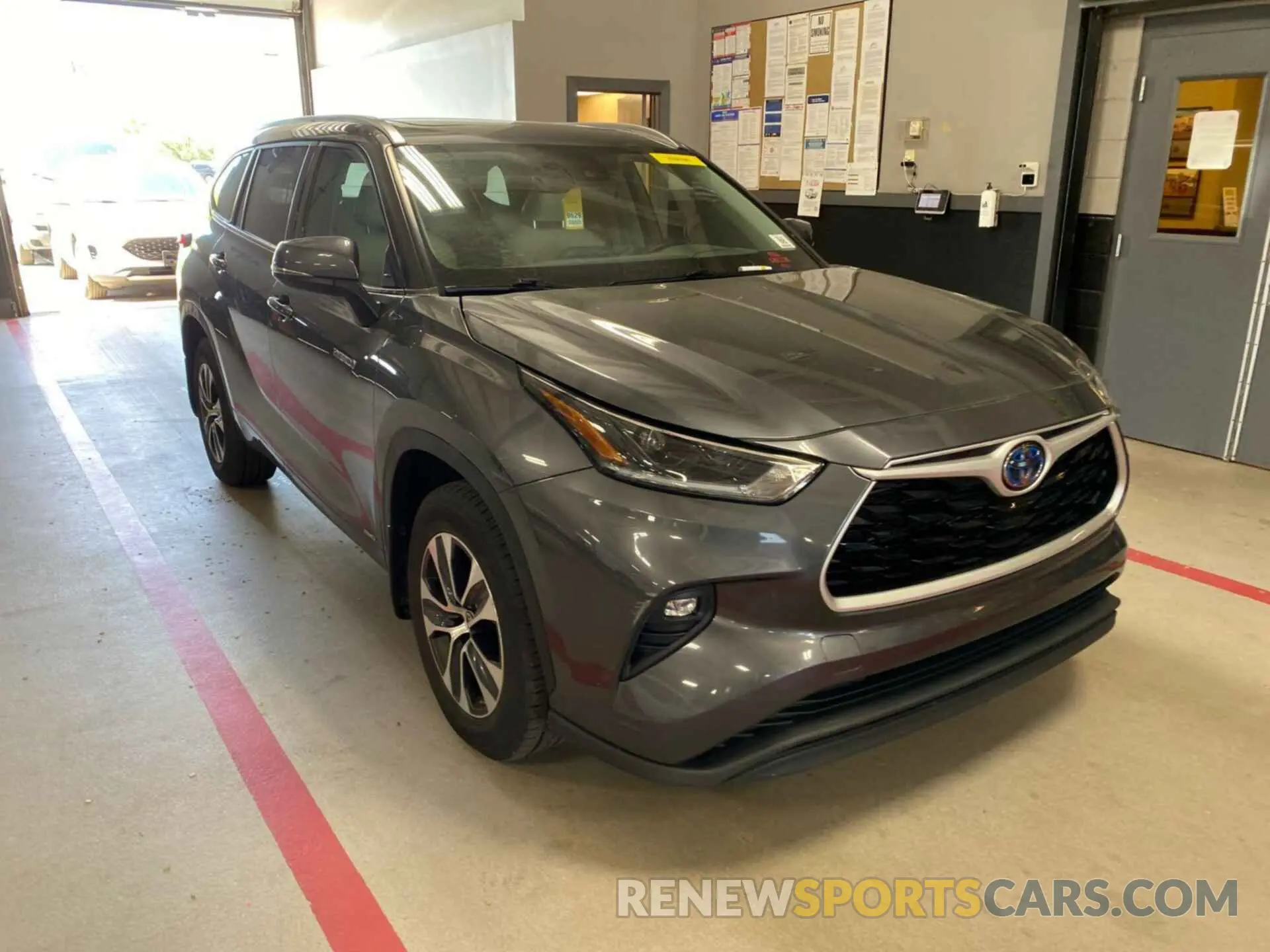 19 Photograph of a damaged car 5TDHBRCH3MS535572 TOYOTA HIGHLANDER 2021
