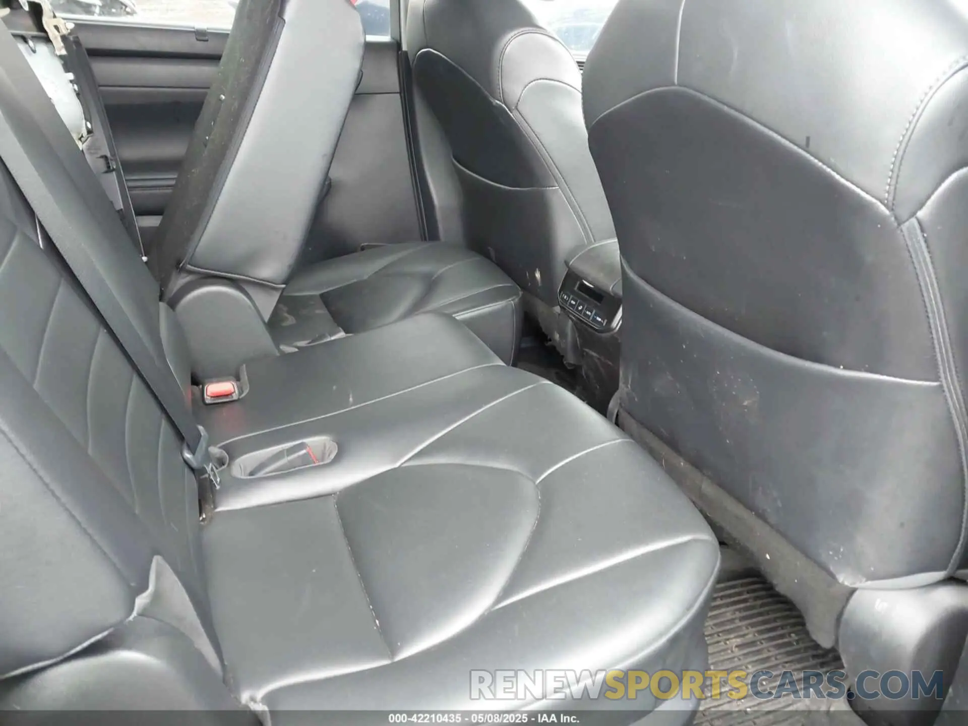 8 Photograph of a damaged car 5TDHBRCH4MS021228 TOYOTA HIGHLANDER 2021