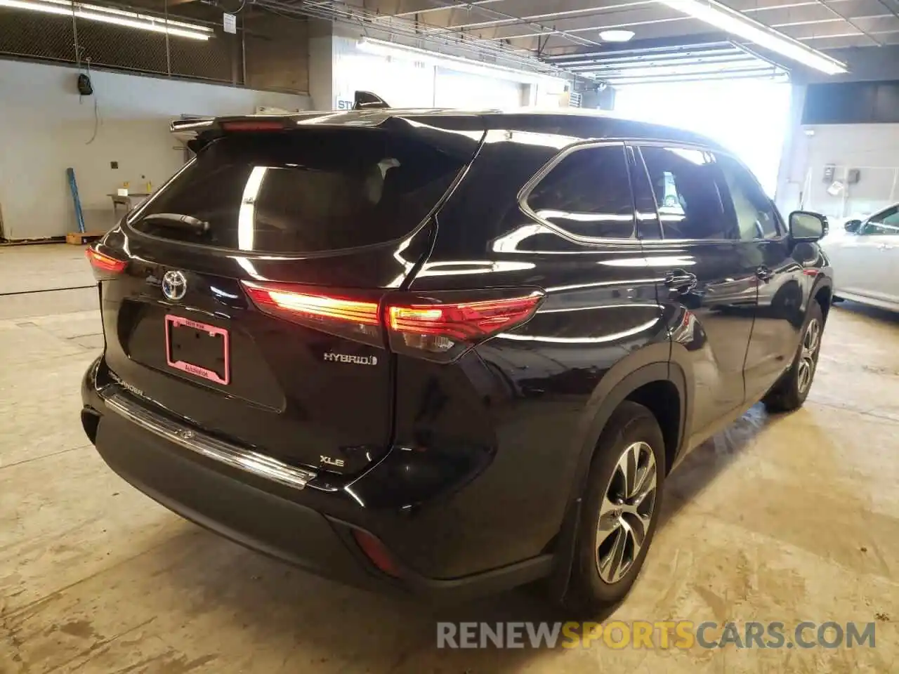 4 Photograph of a damaged car 5TDHBRCH5MS537436 TOYOTA HIGHLANDER 2021