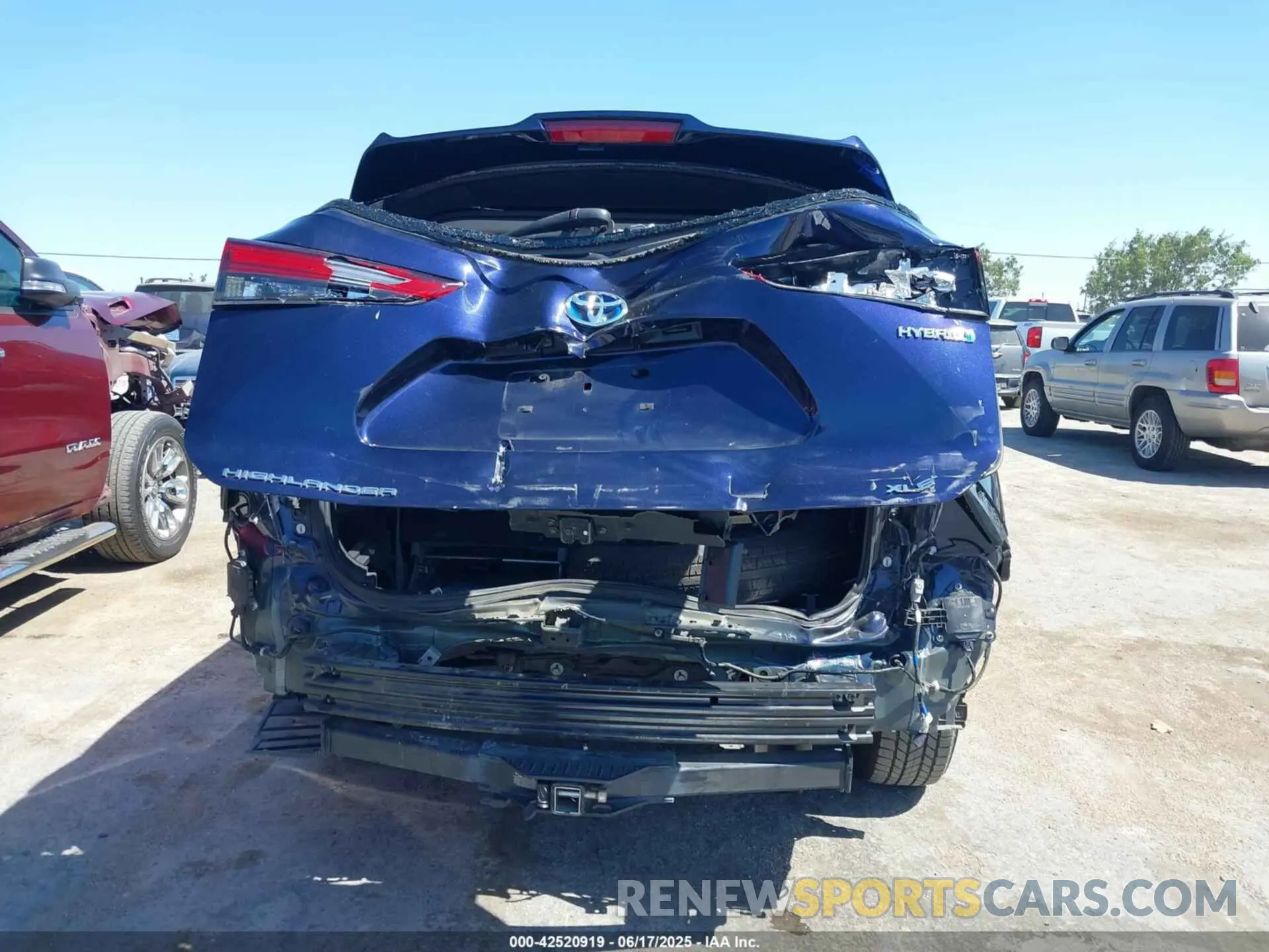 17 Photograph of a damaged car 5TDHBRCH6MS516952 TOYOTA HIGHLANDER 2021
