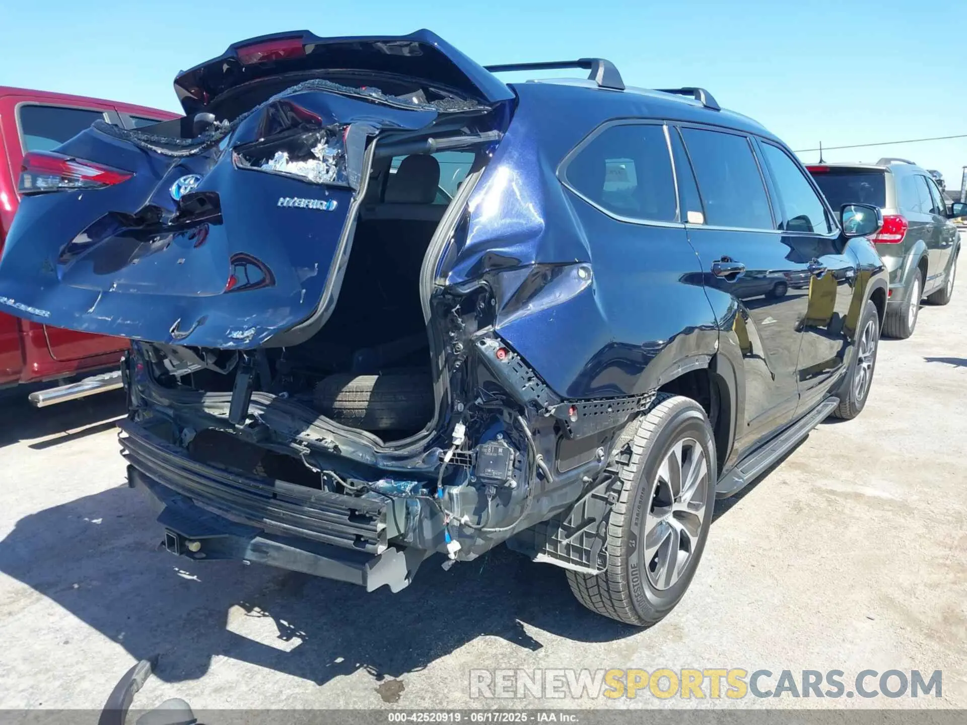 4 Photograph of a damaged car 5TDHBRCH6MS516952 TOYOTA HIGHLANDER 2021