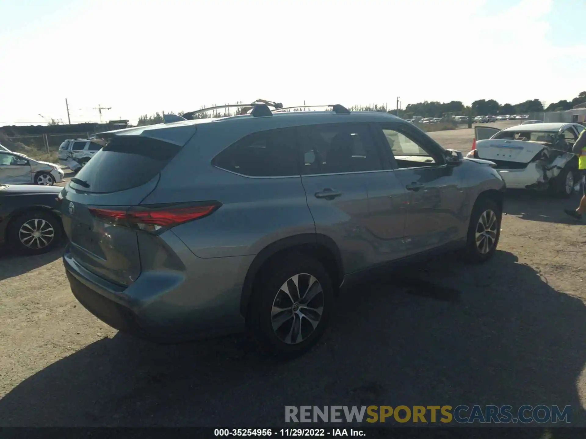 4 Photograph of a damaged car 5TDHZRAH4MS054535 TOYOTA HIGHLANDER 2021