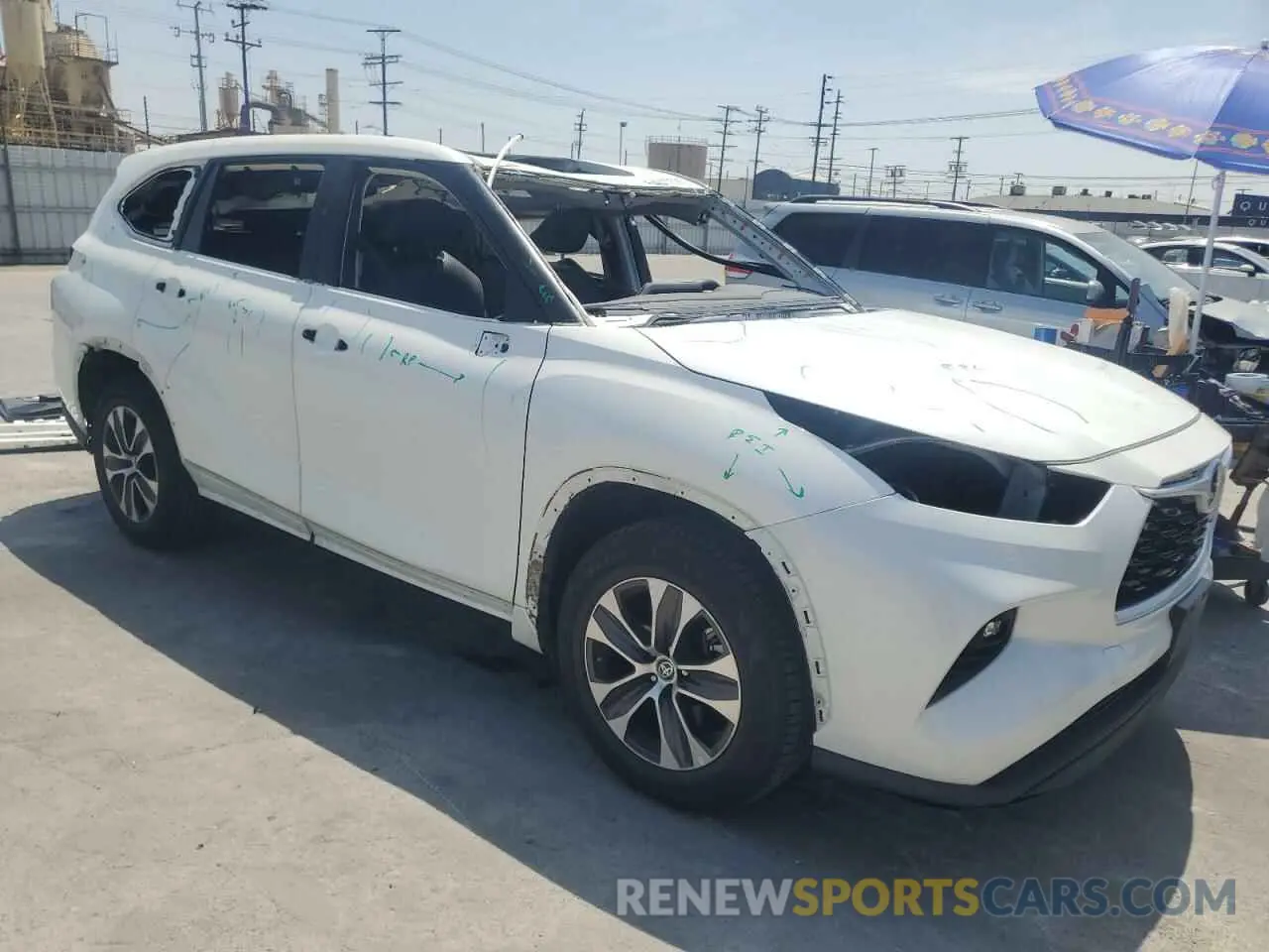 4 Photograph of a damaged car 5TDHZRAH4MS078480 TOYOTA HIGHLANDER 2021