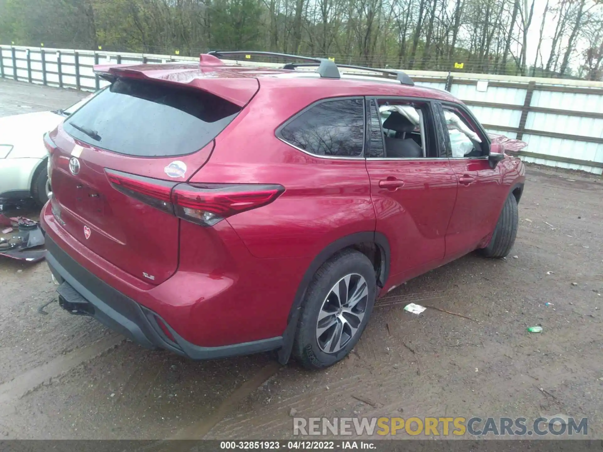 4 Photograph of a damaged car 5TDHZRAH4MS534865 TOYOTA HIGHLANDER 2021