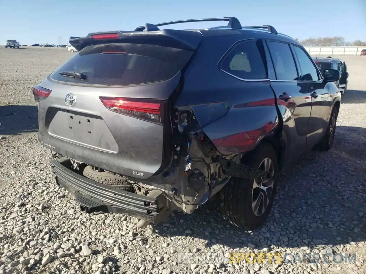 4 Photograph of a damaged car 5TDHZRAH8MS532682 TOYOTA HIGHLANDER 2021