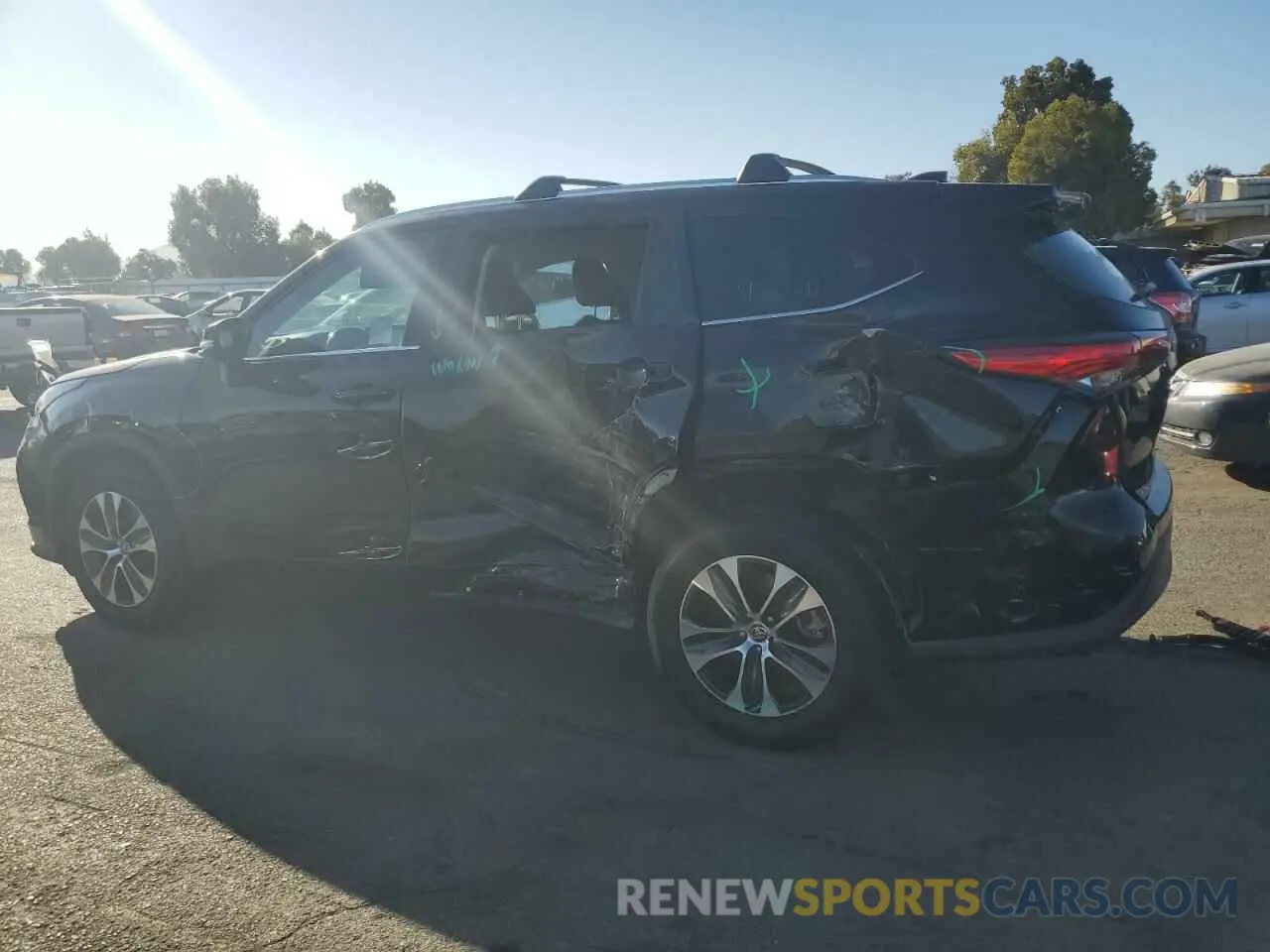 2 Photograph of a damaged car 5TDHZRAH9MS532304 TOYOTA HIGHLANDER 2021
