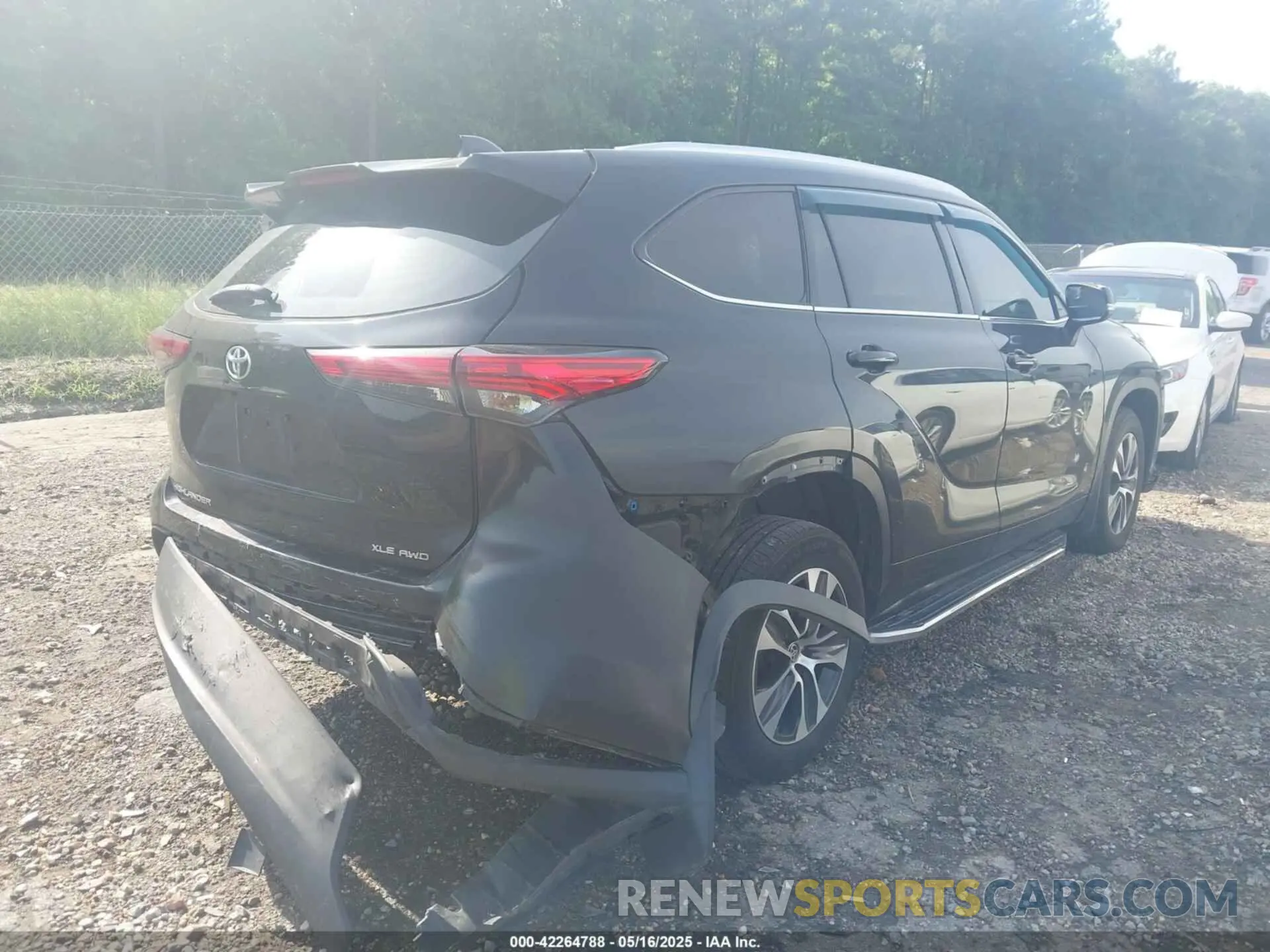 4 Photograph of a damaged car 5TDHZRBH3MS523919 TOYOTA HIGHLANDER 2021