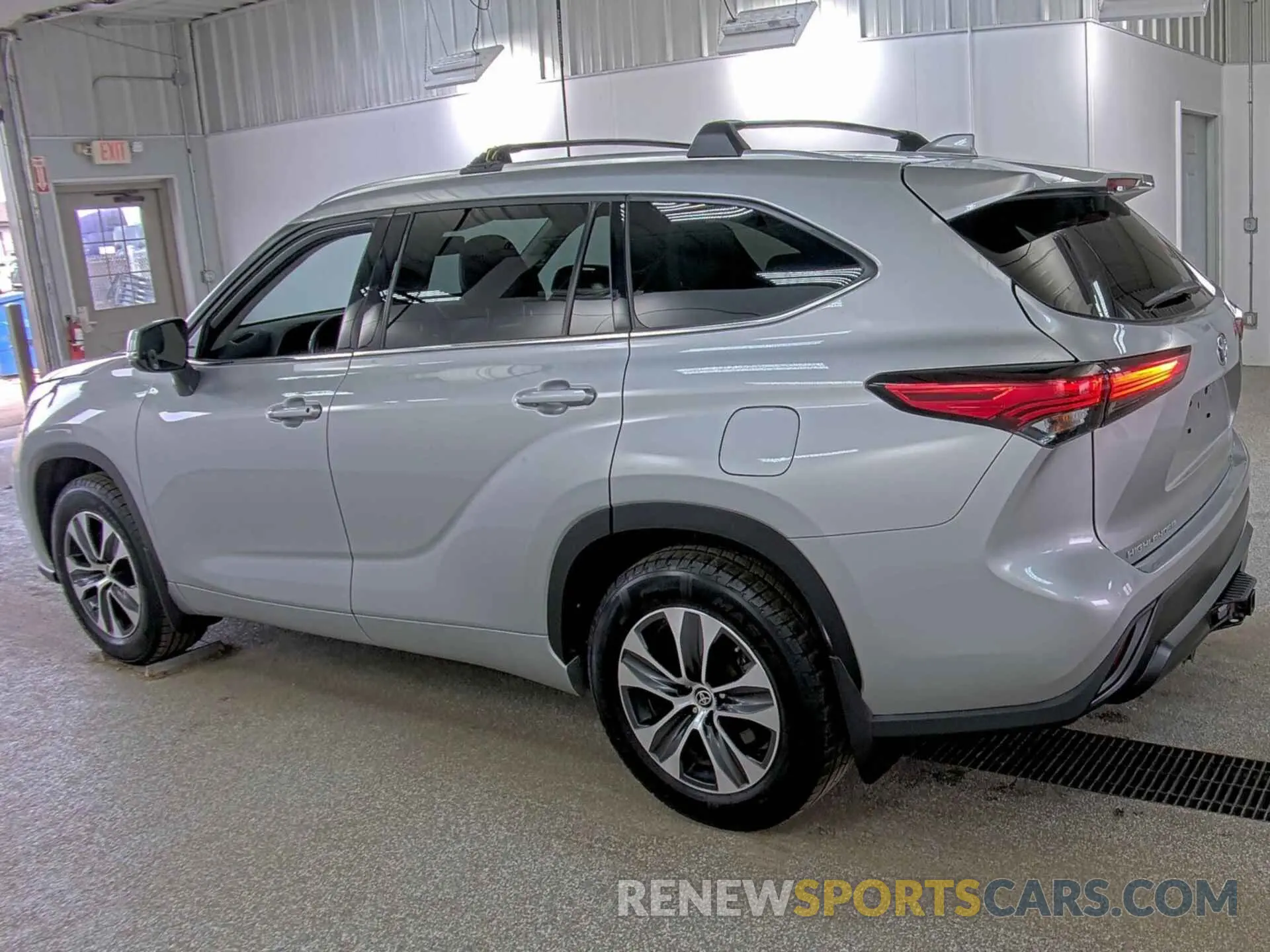 25 Photograph of a damaged car 5TDHZRBH4MS549641 TOYOTA HIGHLANDER 2021