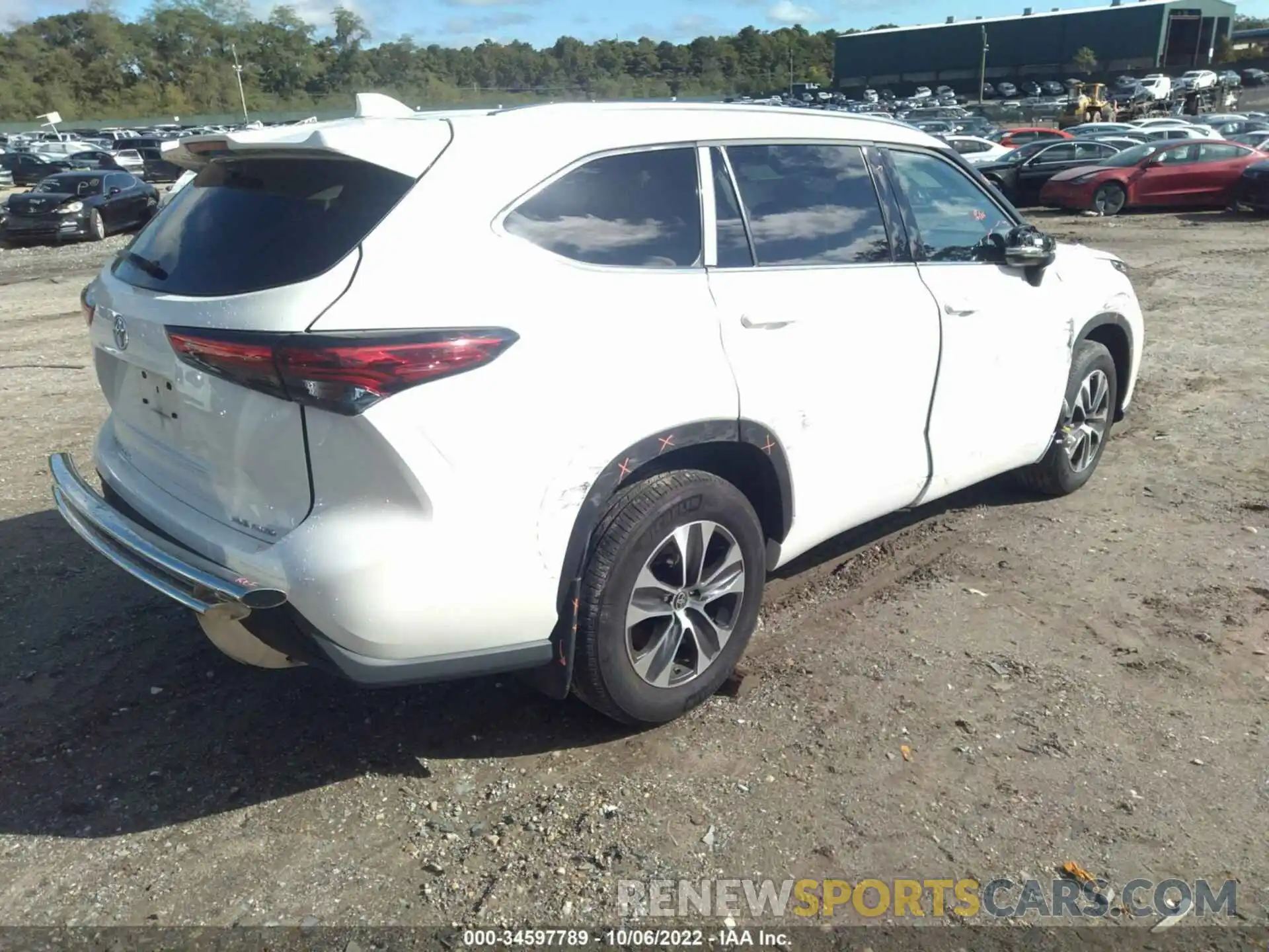 4 Photograph of a damaged car 5TDHZRBH4MS550403 TOYOTA HIGHLANDER 2021