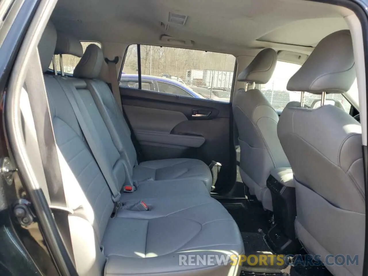 11 Photograph of a damaged car 5TDHZRBH5MS094640 TOYOTA HIGHLANDER 2021