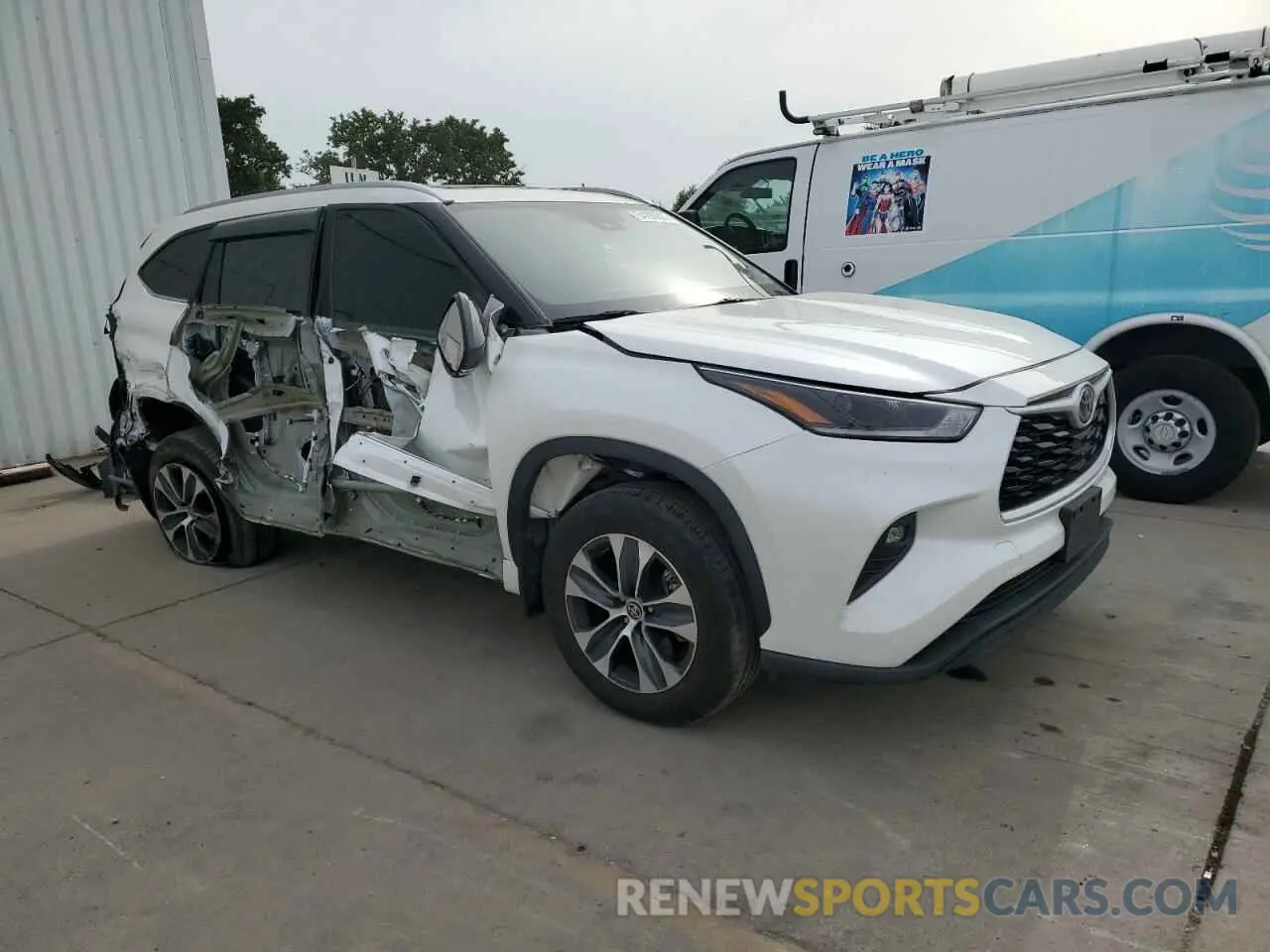 4 Photograph of a damaged car 5TDHZRBH5MS127927 TOYOTA HIGHLANDER 2021