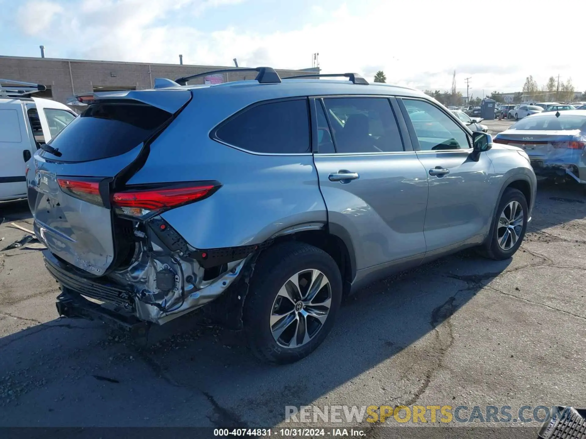 4 Photograph of a damaged car 5TDHZRBH6MS095313 TOYOTA HIGHLANDER 2021
