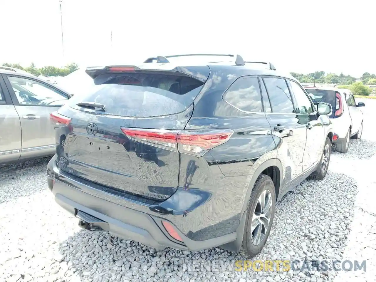 4 Photograph of a damaged car 5TDHZRBH6MS098194 TOYOTA HIGHLANDER 2021