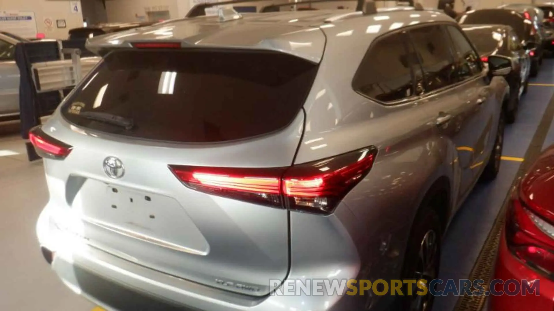 4 Photograph of a damaged car 5TDHZRBH8MS558360 TOYOTA HIGHLANDER 2021