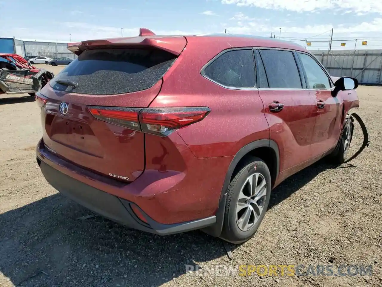 4 Photograph of a damaged car 5TDHZRBHXMS528440 TOYOTA HIGHLANDER 2021