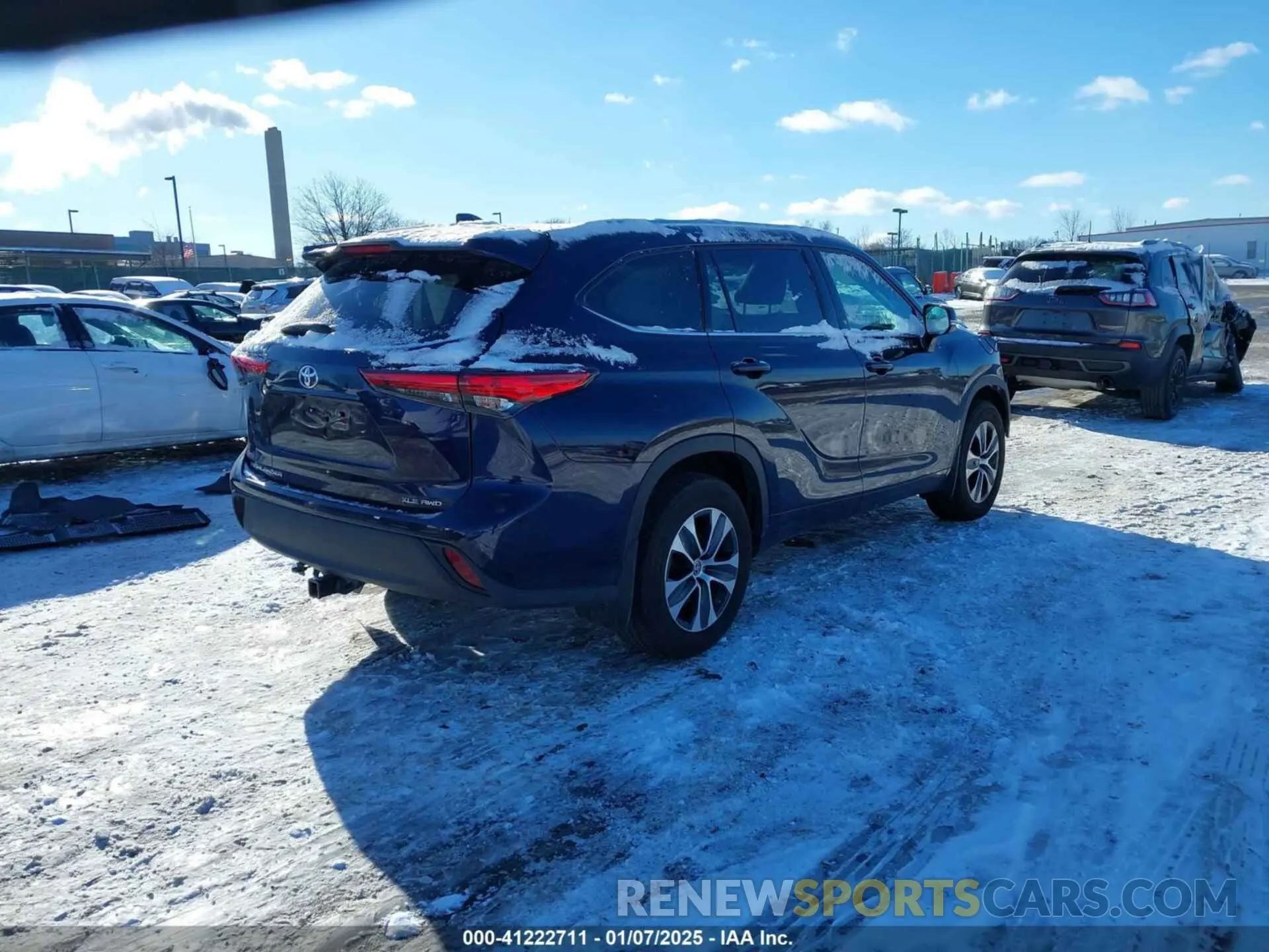 4 Photograph of a damaged car 5TDHZRBHXMS532357 TOYOTA HIGHLANDER 2021