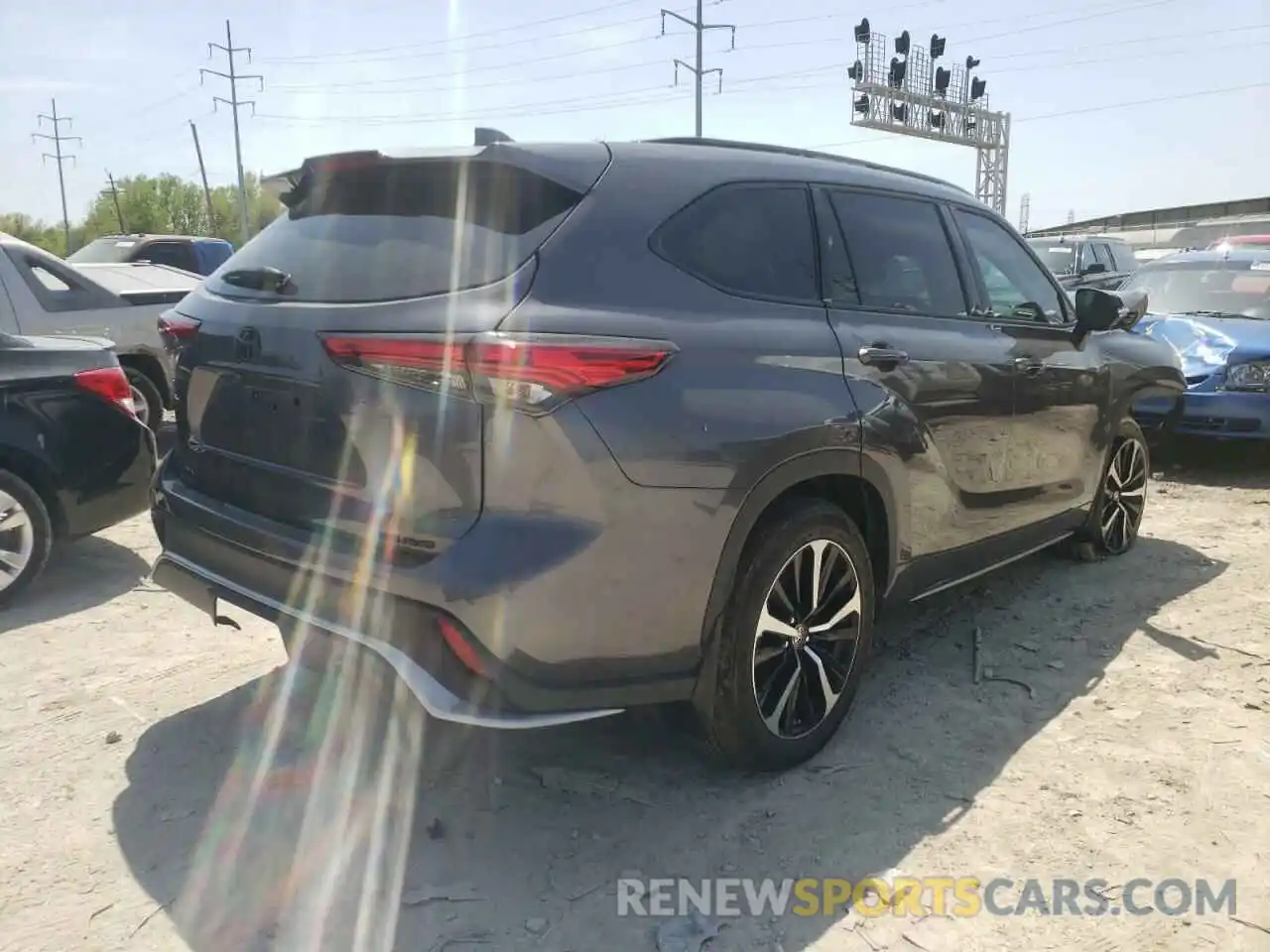 4 Photograph of a damaged car 5TDJZRBH2MS158442 TOYOTA HIGHLANDER 2021