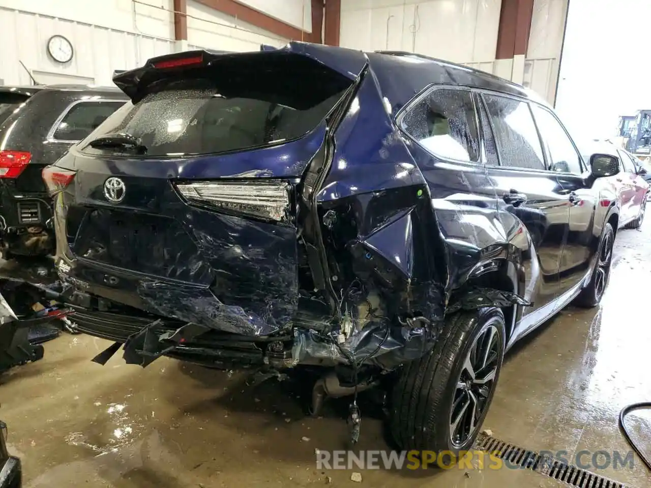 4 Photograph of a damaged car 5TDJZRBHXMS080265 TOYOTA HIGHLANDER 2021