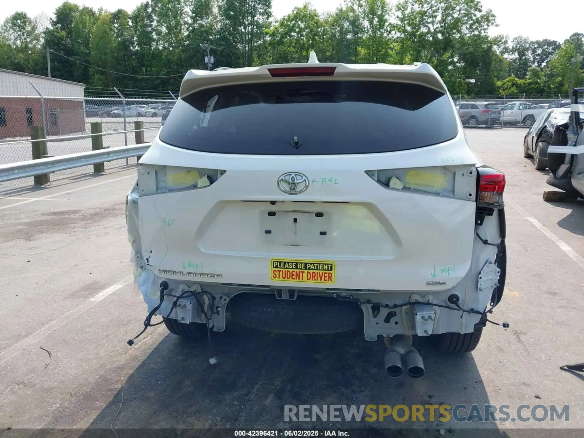 17 Photograph of a damaged car 5TDLZRAH7MS046617 TOYOTA HIGHLANDER 2021