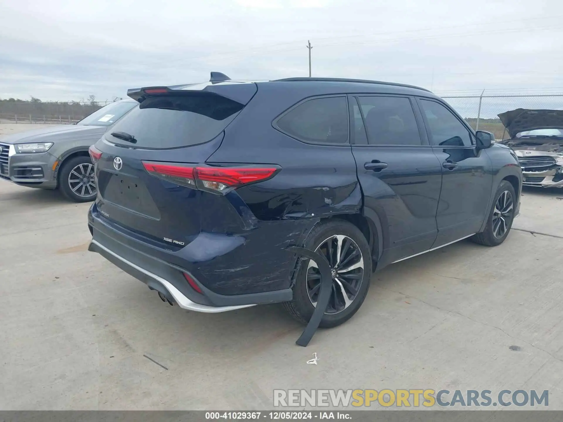 4 Photograph of a damaged car 5TDLZRBHXMS079688 TOYOTA HIGHLANDER 2021