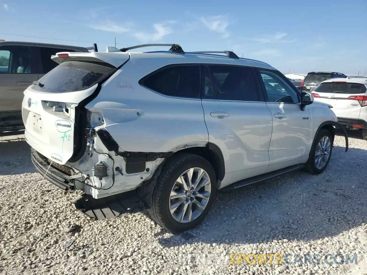 3 Photograph of a damaged car 5TDYARAH6MS505682 TOYOTA HIGHLANDER 2021
