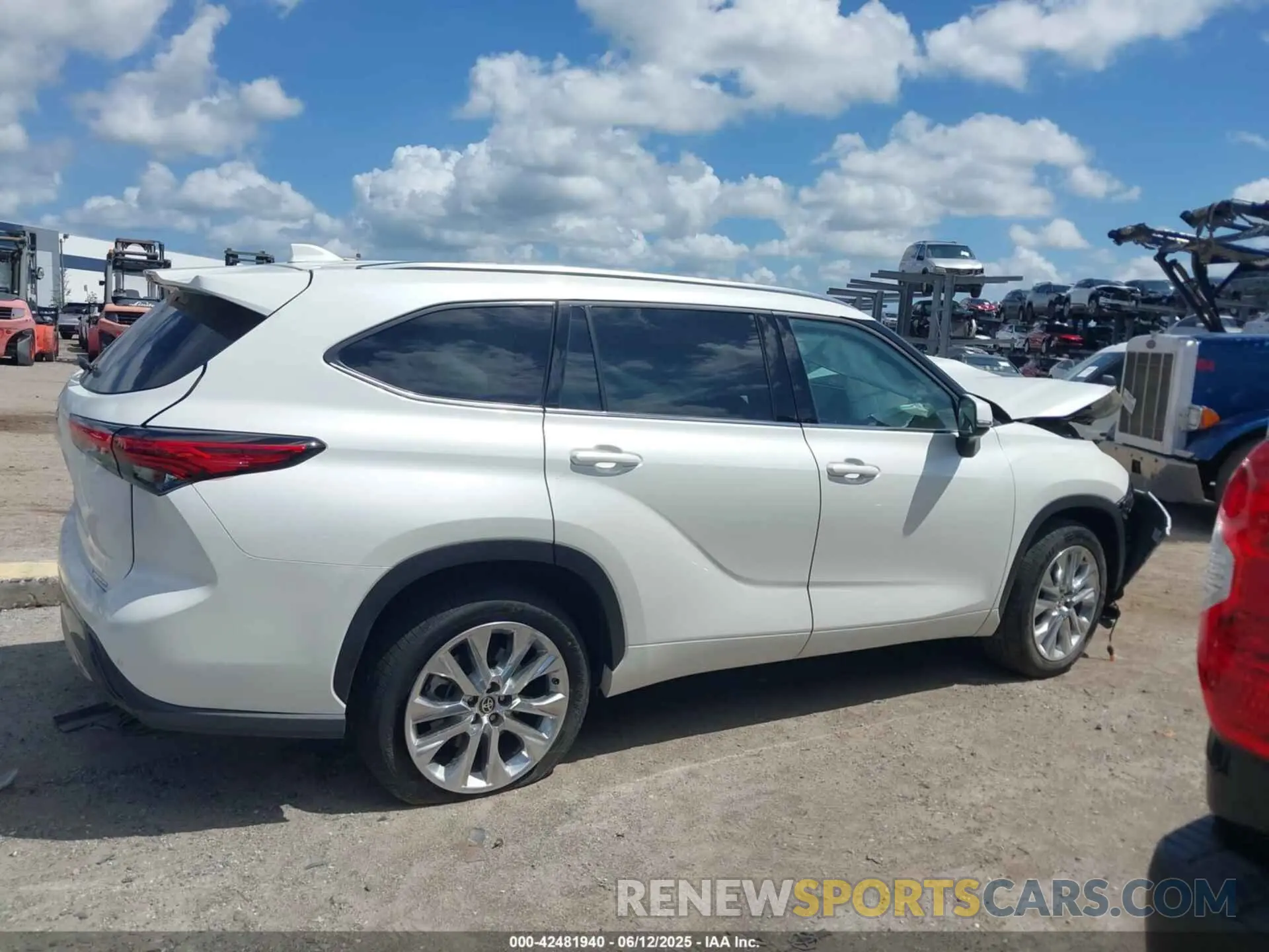14 Photograph of a damaged car 5TDYZRAH7MS530051 TOYOTA HIGHLANDER 2021