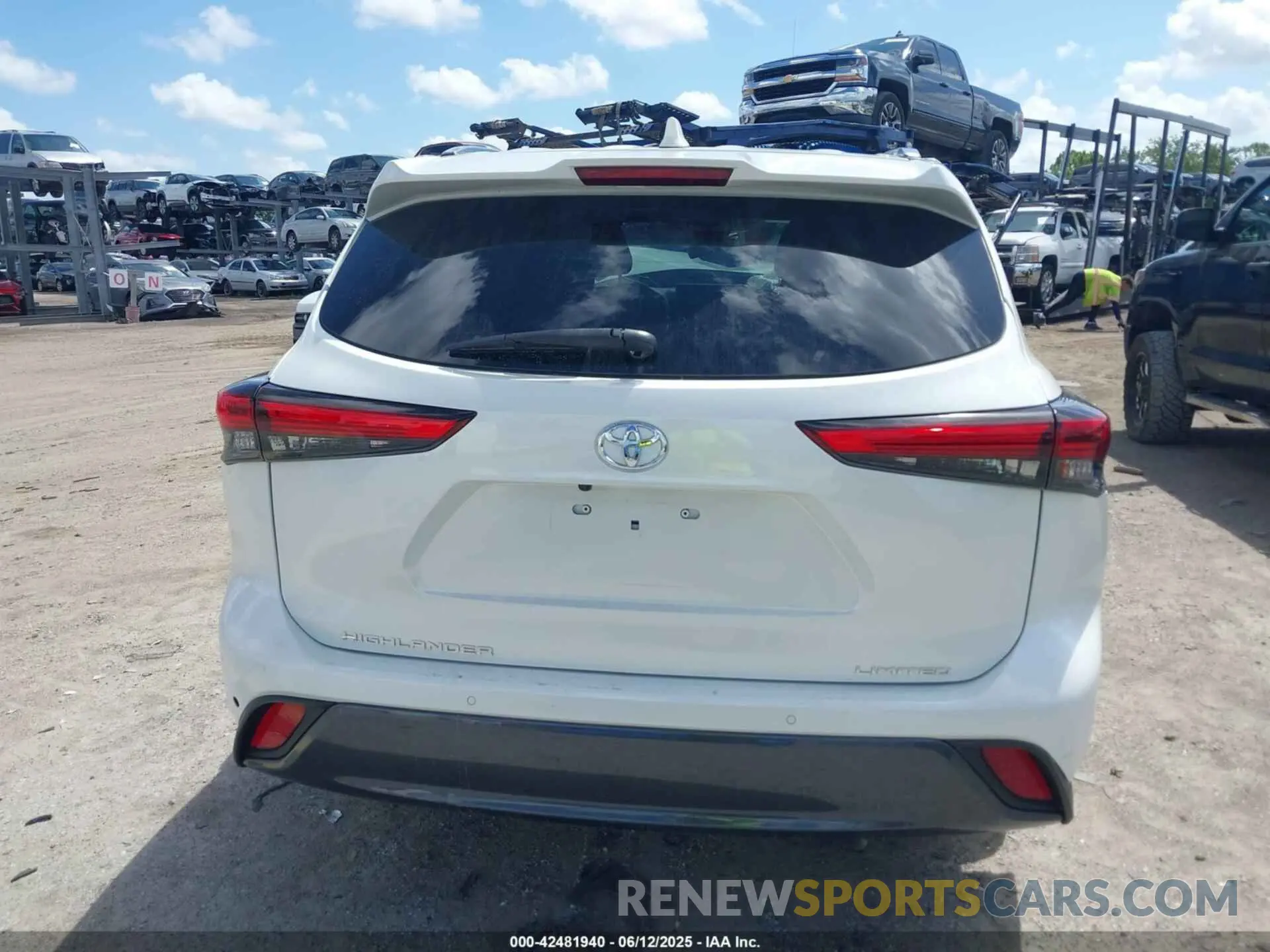 17 Photograph of a damaged car 5TDYZRAH7MS530051 TOYOTA HIGHLANDER 2021