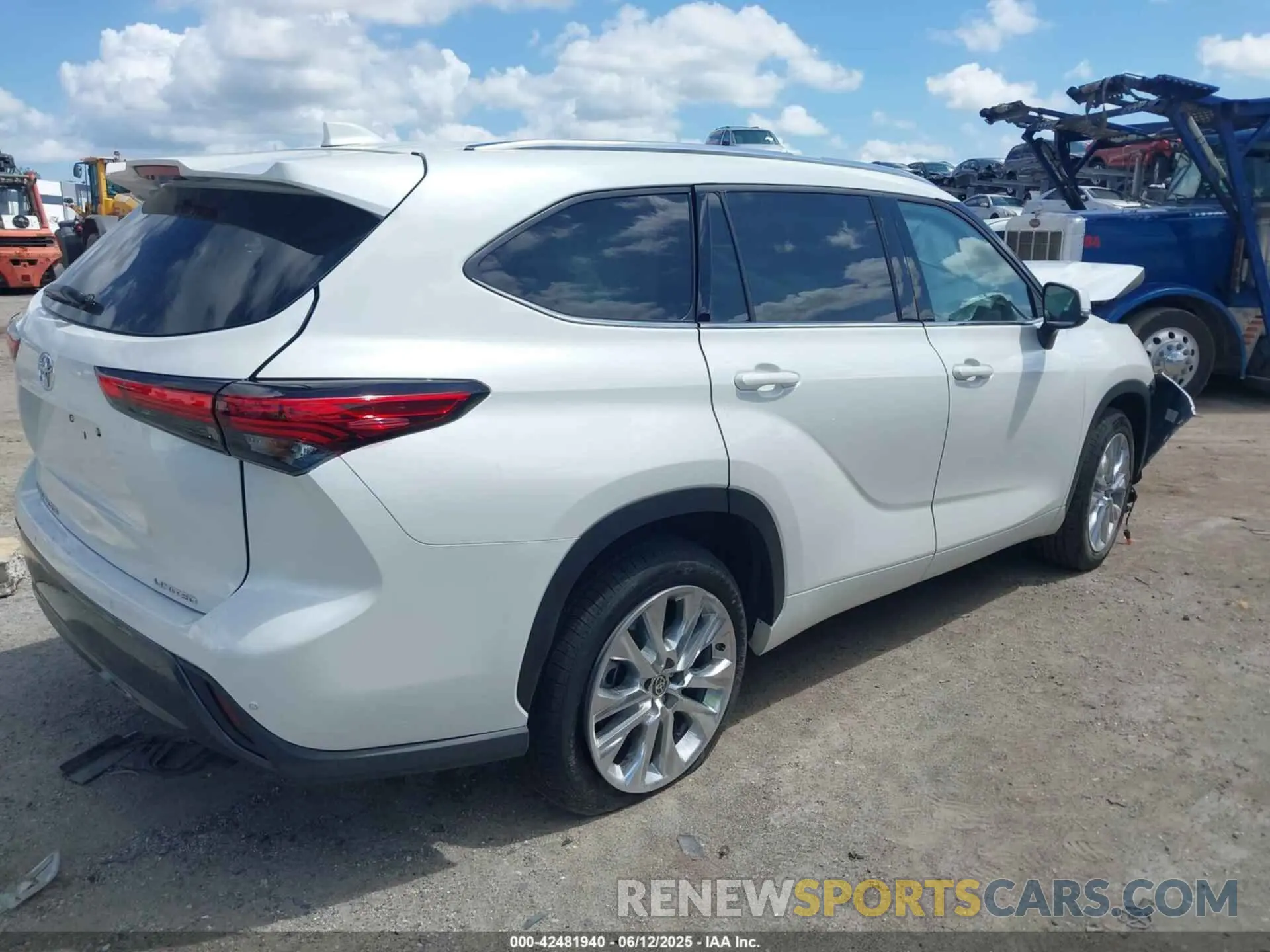 4 Photograph of a damaged car 5TDYZRAH7MS530051 TOYOTA HIGHLANDER 2021
