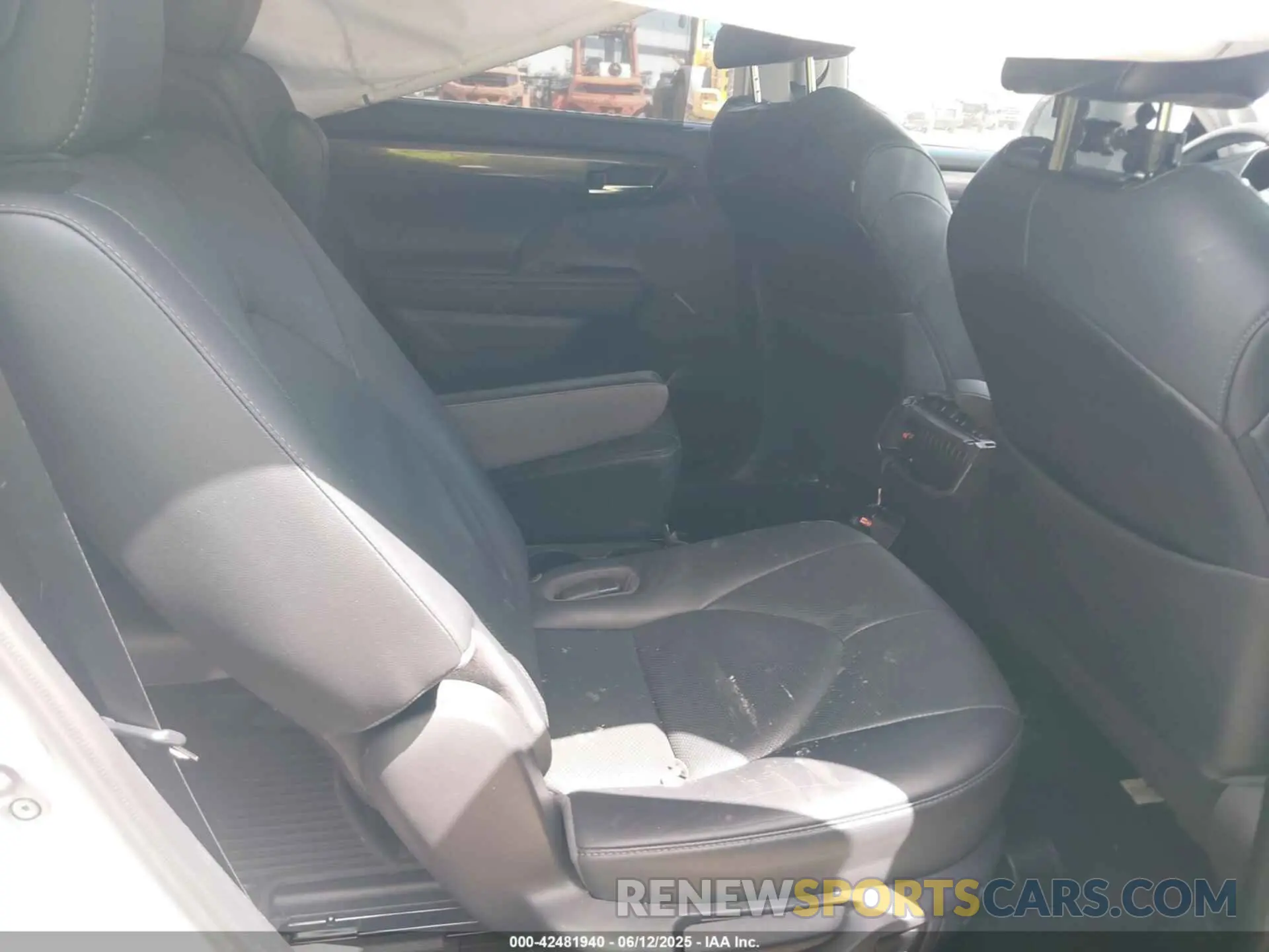 8 Photograph of a damaged car 5TDYZRAH7MS530051 TOYOTA HIGHLANDER 2021