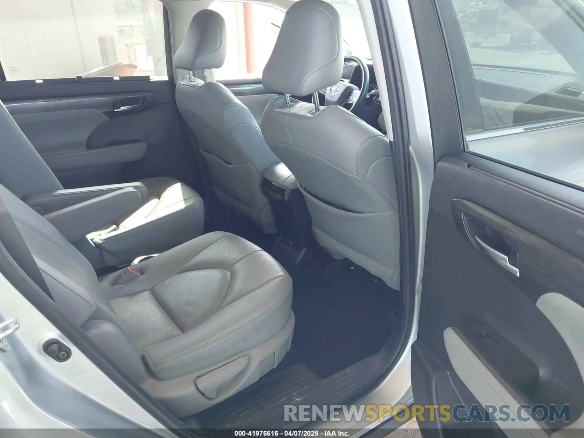 8 Photograph of a damaged car 5TDYZRAH8MS063996 TOYOTA HIGHLANDER 2021
